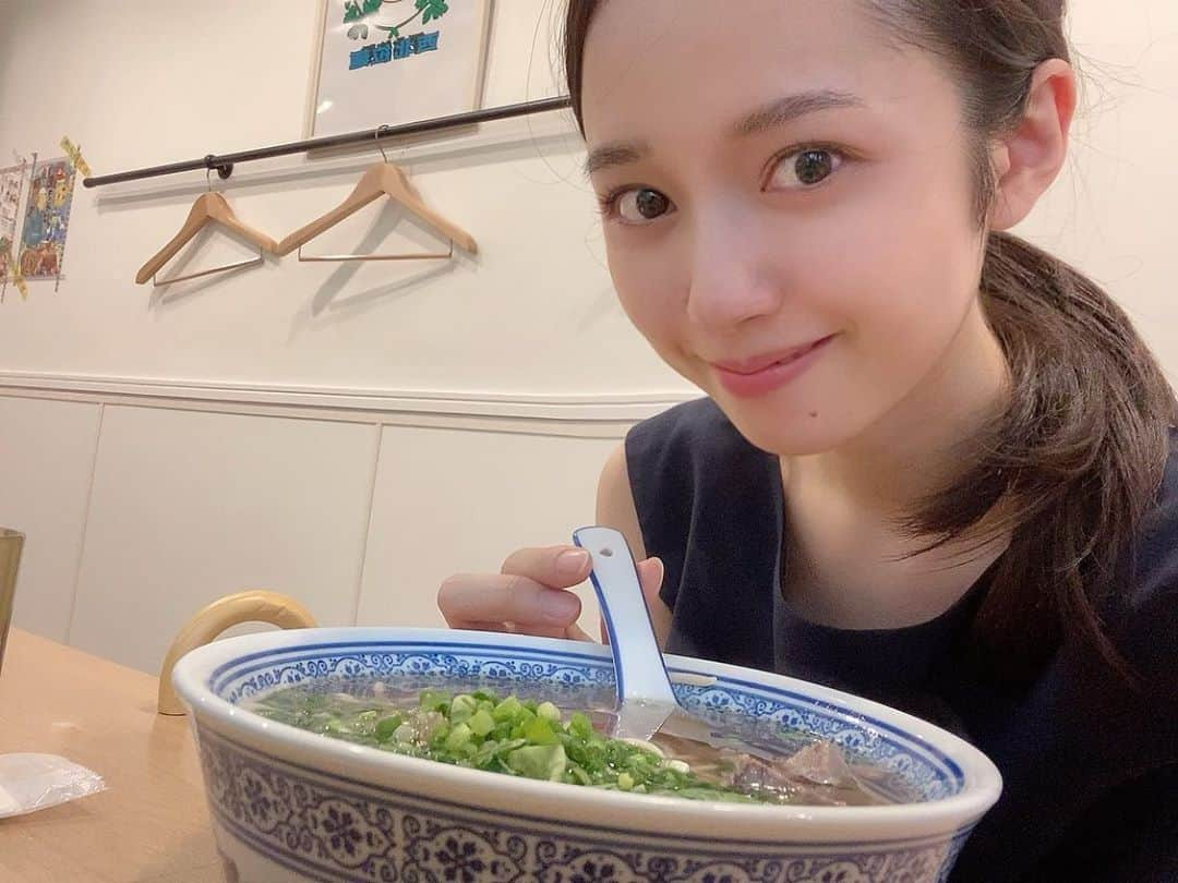 高山璃奈のインスタグラム：「最近ハマってる #西北拉麺 🍜💕﻿ ﻿ 牛肉拉麺を初めて食べたときの衝撃は忘れられません❤️﻿ ﻿ 牛骨薬膳拉麺も牛肉トマト拉麺も﻿ ヤミツキです(*≧∀≦*)﻿ ﻿ #水天宮 #水天宮前グルメ #シーベイラーメン #牛肉拉麺 #ラーメン女子 #パクチー #パクチーラーメン #薬膳ラーメン」