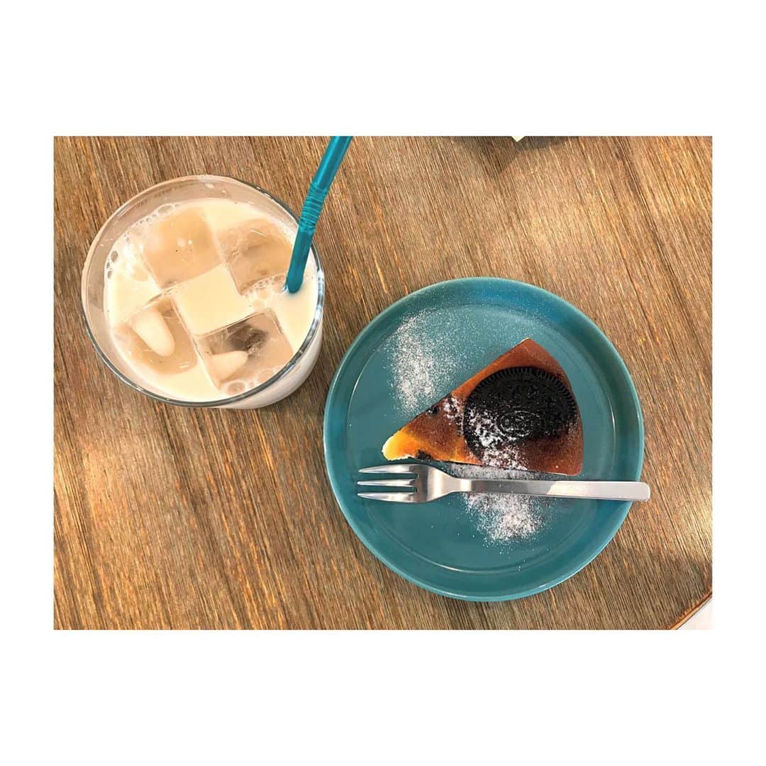 森脇加奈子のインスタグラム：「🧁  カフェ巡りしたいなぁ いつぞやのオレオチーズケーキ。。。 with みもりん #オレオチーズケーキ」