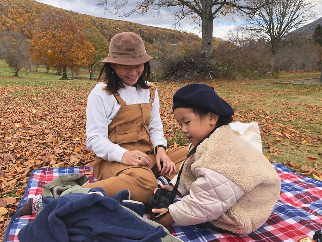 冨田せなさんのインスタグラム写真 - (冨田せなInstagram)「念願のピクニック🥪🍁 3.4.5枚目はちっちゃいカメラマンが撮ってくれた写真📷 . そしてこのColumbiaのオーバーオールめちゃくちゃいい✌🏽 . #紅葉 #ピクニック #ちっちゃいカメラマン #columbia #コロンビア」10月26日 21時12分 - sena_tomita