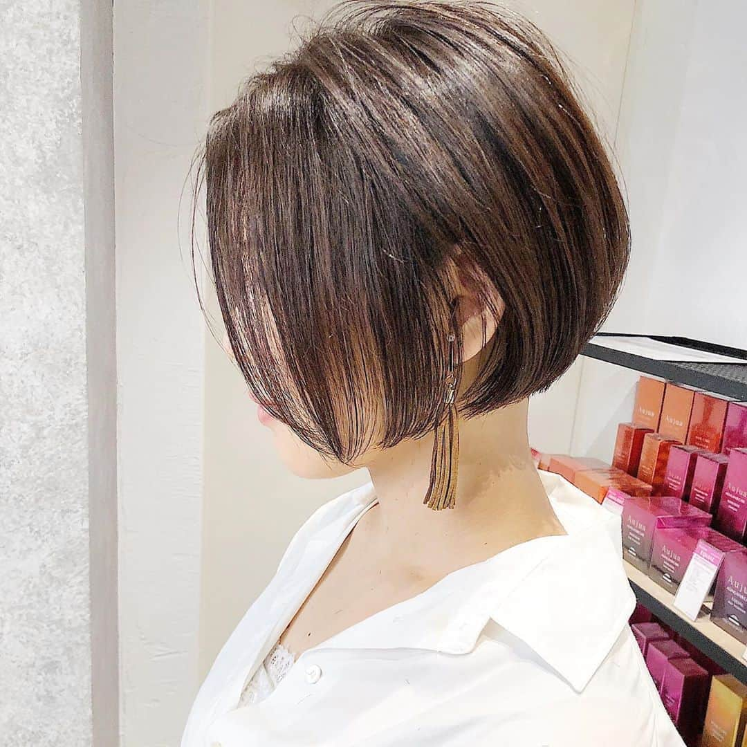 本田重人さんのインスタグラム写真 - (本田重人Instagram)「ショートボブのヘアカタです😊  乾かすだけでさらさらに、まとまる髪質に👉  ボブにしたくてお悩みの方は保存してカウンセリングにお役立て下さい！👉👉  トリートメントでは治らないホワホワした髪、ふくらむ癖、あほ毛なども僕のする縮毛矯正なら驚く程柔らかなさらさらのストレート毛に👉  美容師さんに「縮毛矯正は必要ないですね」と言われる方も是非オススメ。  もちろん一度施術した髪は半永久そのままさらさらです。  また生えてきたらその髪をリタッチ矯正してあげれば👍  カラーとの同時施術ももちろん👍  気になる事はお気軽にDM下さい😊  GRAFF  hair 本田重人  【料金表】 カット¥6600 独自のカット法で写真の様な仕上がりに  カット＋カラー¥14300 透明感抜群のダメージレスカラー  カット＋パーマ（デジも）¥17300 髪質に合わせた選定による柔らかなパーマ  カット＋縮毛矯正¥19800 今までにない仕上がりを実感するナチュラルストレート  カット＋カラー＋縮毛矯正¥27500 同時施術でもダメージを感じさせないフルコース  トリートメント3step¥2200.5step¥4400 カラー、パーマ、縮毛矯正には併用がオススメ  ハイライト¥4400〜 より立体感のあるおしゃれなカラーに 　　　　　  圧倒的な経験値によるナチュラルストレートパーマは一度体感したら病みつきになる程のお手入れのし易さに❗️  銀座でボブにしたい方は是非お任せを❗️  #縮毛矯正ボブ #ストレートボブ #ボブストレート #ボブ縮毛矯正 #ショートストレート #ストレートショート #ショート縮毛矯正 #縮毛矯正ショート #ナチュラルストレート #コスメストレート  #切りっぱなしボブ #ミニボブ #ショートボブ #前下がりショート #前下がりボブ #ワンカールボブ #ばっさりボブ #長めボブ #本田重人  #ショート銀座 #ボブ銀座 #ストレート銀座 #縮毛矯正銀座 #銀座ショートボブ #ボブヘアカタログ  #ボブヘアカタ #ボブストレートパーマ #結べるボブ #ロブ」10月26日 21時13分 - shigeto_honda