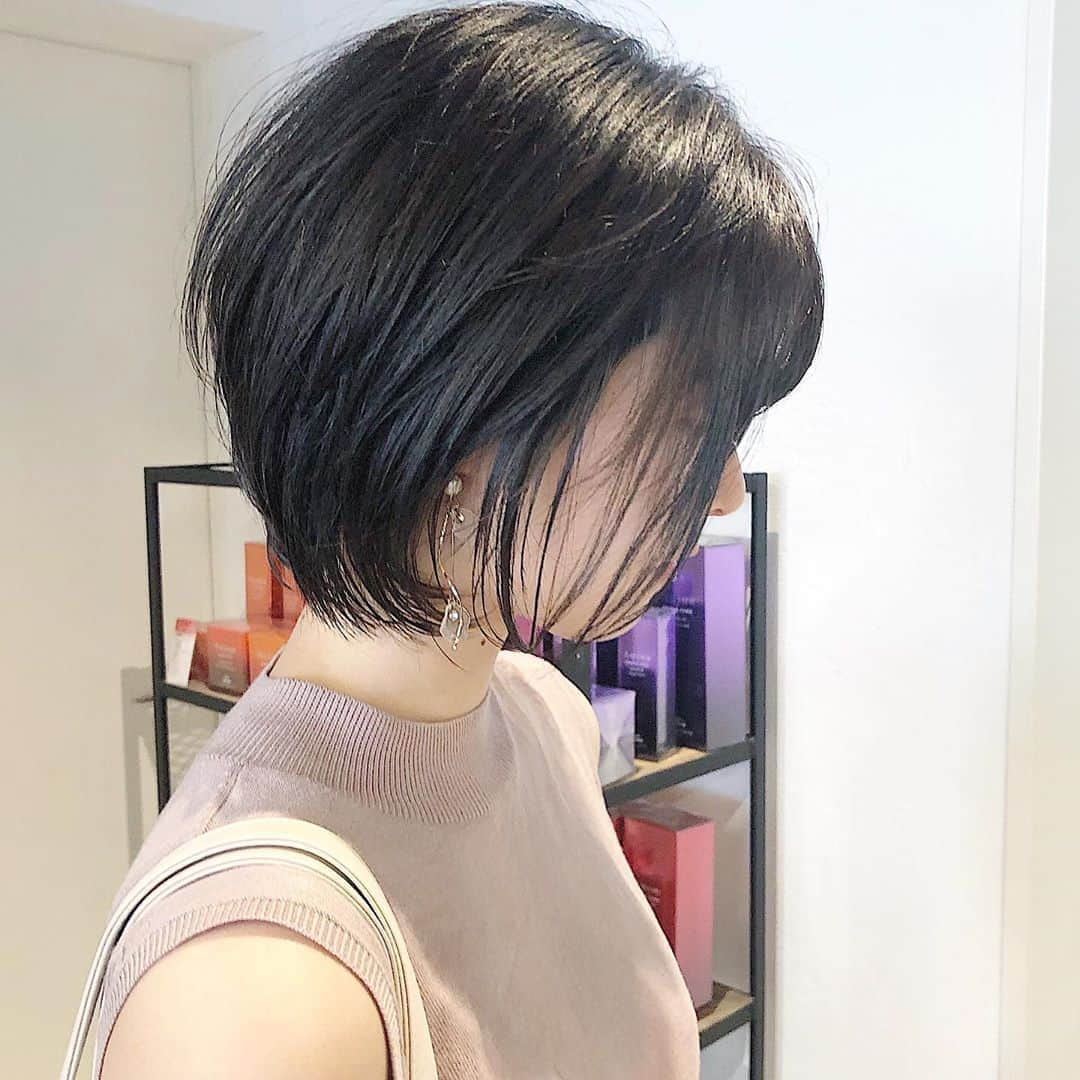 本田重人さんのインスタグラム写真 - (本田重人Instagram)「ショートボブのヘアカタです😊  乾かすだけでさらさらに、まとまる髪質に👉  ボブにしたくてお悩みの方は保存してカウンセリングにお役立て下さい！👉👉  トリートメントでは治らないホワホワした髪、ふくらむ癖、あほ毛なども僕のする縮毛矯正なら驚く程柔らかなさらさらのストレート毛に👉  美容師さんに「縮毛矯正は必要ないですね」と言われる方も是非オススメ。  もちろん一度施術した髪は半永久そのままさらさらです。  また生えてきたらその髪をリタッチ矯正してあげれば👍  カラーとの同時施術ももちろん👍  気になる事はお気軽にDM下さい😊  GRAFF  hair 本田重人  【料金表】 カット¥6600 独自のカット法で写真の様な仕上がりに  カット＋カラー¥14300 透明感抜群のダメージレスカラー  カット＋パーマ（デジも）¥17300 髪質に合わせた選定による柔らかなパーマ  カット＋縮毛矯正¥19800 今までにない仕上がりを実感するナチュラルストレート  カット＋カラー＋縮毛矯正¥27500 同時施術でもダメージを感じさせないフルコース  トリートメント3step¥2200.5step¥4400 カラー、パーマ、縮毛矯正には併用がオススメ  ハイライト¥4400〜 より立体感のあるおしゃれなカラーに 　　　　　  圧倒的な経験値によるナチュラルストレートパーマは一度体感したら病みつきになる程のお手入れのし易さに❗️  銀座でボブにしたい方は是非お任せを❗️  #縮毛矯正ボブ #ストレートボブ #ボブストレート #ボブ縮毛矯正 #ショートストレート #ストレートショート #ショート縮毛矯正 #縮毛矯正ショート #ナチュラルストレート #コスメストレート  #切りっぱなしボブ #ミニボブ #ショートボブ #前下がりショート #前下がりボブ #ワンカールボブ #ばっさりボブ #長めボブ #本田重人  #ショート銀座 #ボブ銀座 #ストレート銀座 #縮毛矯正銀座 #銀座ショートボブ #ボブヘアカタログ  #ボブヘアカタ #ボブストレートパーマ #結べるボブ #ロブ」10月26日 21時13分 - shigeto_honda