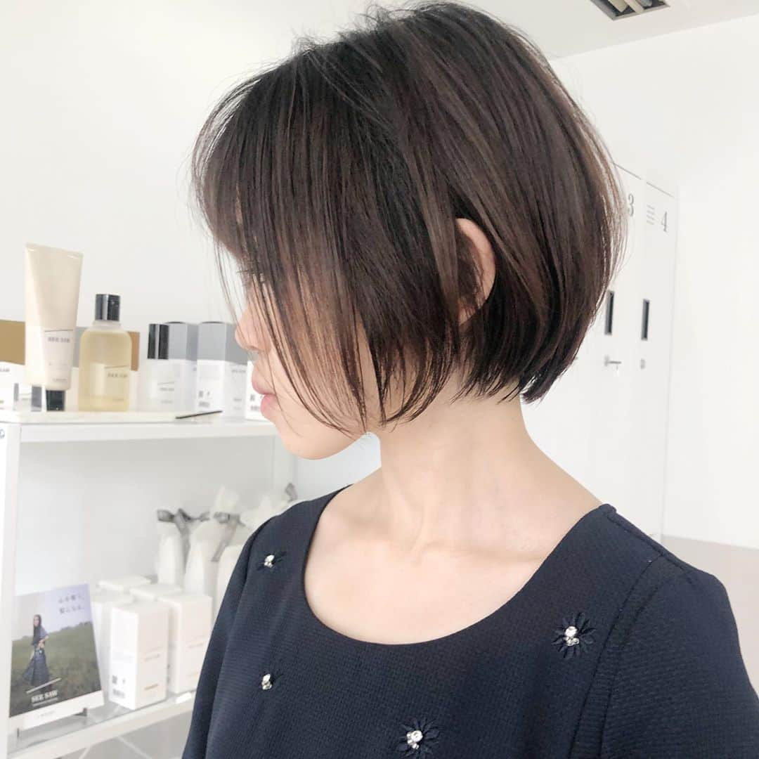 本田重人さんのインスタグラム写真 - (本田重人Instagram)「ショートボブのヘアカタです😊  乾かすだけでさらさらに、まとまる髪質に👉  ボブにしたくてお悩みの方は保存してカウンセリングにお役立て下さい！👉👉  トリートメントでは治らないホワホワした髪、ふくらむ癖、あほ毛なども僕のする縮毛矯正なら驚く程柔らかなさらさらのストレート毛に👉  美容師さんに「縮毛矯正は必要ないですね」と言われる方も是非オススメ。  もちろん一度施術した髪は半永久そのままさらさらです。  また生えてきたらその髪をリタッチ矯正してあげれば👍  カラーとの同時施術ももちろん👍  気になる事はお気軽にDM下さい😊  GRAFF  hair 本田重人  【料金表】 カット¥6600 独自のカット法で写真の様な仕上がりに  カット＋カラー¥14300 透明感抜群のダメージレスカラー  カット＋パーマ（デジも）¥17300 髪質に合わせた選定による柔らかなパーマ  カット＋縮毛矯正¥19800 今までにない仕上がりを実感するナチュラルストレート  カット＋カラー＋縮毛矯正¥27500 同時施術でもダメージを感じさせないフルコース  トリートメント3step¥2200.5step¥4400 カラー、パーマ、縮毛矯正には併用がオススメ  ハイライト¥4400〜 より立体感のあるおしゃれなカラーに 　　　　　  圧倒的な経験値によるナチュラルストレートパーマは一度体感したら病みつきになる程のお手入れのし易さに❗️  銀座でボブにしたい方は是非お任せを❗️  #縮毛矯正ボブ #ストレートボブ #ボブストレート #ボブ縮毛矯正 #ショートストレート #ストレートショート #ショート縮毛矯正 #縮毛矯正ショート #ナチュラルストレート #コスメストレート  #切りっぱなしボブ #ミニボブ #ショートボブ #前下がりショート #前下がりボブ #ワンカールボブ #ばっさりボブ #長めボブ #本田重人  #ショート銀座 #ボブ銀座 #ストレート銀座 #縮毛矯正銀座 #銀座ショートボブ #ボブヘアカタログ  #ボブヘアカタ #ボブストレートパーマ #結べるボブ #ロブ」10月26日 21時13分 - shigeto_honda