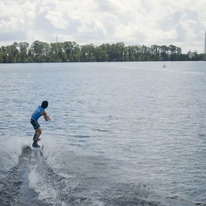 手塚翔太のインスタグラム：「Here is my finals run from last stop of @supra_boats @prowakeboardtour 😎🤘🏻 Pretty happy to put together on last comp of the season and can’t wait for another great season! 🎥: @withshanebonifay @djdroptop」