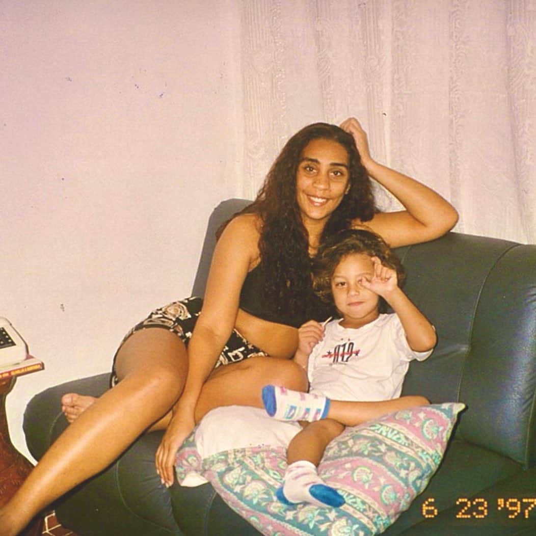 當間ローズのインスタグラム：「昨日は僕が世界一愛してる女性の誕生日でした！お母さんハッピーバースデー！🌹 僕を今の僕に育ててくれてありがとう🌹  お母さんの誕生日なのに、僕が泣かされると言う、、、w  今日お母さんが、僕が東京へ帰る前に、いきなり、「こっちへいらっしゃっい」と言って、僕の頬を両手で押さえて、ジーッと僕を見つめた、「え、どうしたの？何かついてる？」って照れながら聞いたらお母さんが、「立派になったねー、綺麗に、かっこ良く育ったねー」って瞳を見ながら言ってくれた。  そしてこう続けた。  「あなたは、立派。一人で自分の道を見つけて、多くの困難を乗り越えて立派に自分の力で自分の未来を切り開いて来た。あなたを私は誇りに思う。 そして、お母さんには分かるわ、あなたがどれだけの覚悟と想いで戦って、今を手にしてきたかも分かる！ そして、今手にした世界はあなたがこれから手にする世界のほんの一部にしか過ぎないって事もお母さんには分かるわ！ だからこそ分かっていて欲しいの、上に行けば行くほど、上がれば上がるほど、困難も多くなる。華やかで、素敵である一方苦しさも、傷つくも事も増えるかもしれない。 だけど、忘れないで欲しい。私はここにいる。家族みんなはここにいる。何かあった時は私たちみんながあなたの味方。ここはあなたの原点であり、帰るべき場所。 私たちはあなたを全力で守る。その時私に何が出来るかは分からないけど守る、絶対守る。約束する。そしてあなたも私達の為にそうしてくれると分かってるわ。 あなたの信念も私達みんなで守る。でももう一つ忘れないで、いいの、苦しくなったらゼロからでも、またみんなで立ち上がればいい。新しい世界を見つければいい。 そして、これからのあなたの支えや味方で居てくれる人やファンを、あなたらしく今まで通り愛してあげなさい。そしたらみんなも必ずあなたの愛に愛で応えてくれるから。私たちと一緒にあなたを守る守護天使になってくれるよきっと。 とにかくその綺麗な心を汚したり傷つけたりするような事はしないで、あなたらしくね！ 私との約束よ！愛してる！」  と言って抱きしめてくれた。  今思い返しながら、文章書きながら涙、、、 一言一句そのまま僕からもあなたに伝えさせて下さい。 僕が強く咲いていられるのは家族が僕の、光であり、輝く大地であり、体を満たす聖水で居てくれるから！心から愛してます！🌹  Feliz aniversário🎉 Eu te amo mais que tudo nesse mundo🌹   #バチェロレッテ　 #當間ローズ  #愛と筋肉のハイブリット #ラテンの貴公子  #toumarose  #ShapeOfLove  #ラテン  #ハーフ  #モデル #toumarose #singer #Artist #Model #Tokyo  #Brazilian #brasil  #italian #fashion #fitness #muscle #body #workout #sexy」