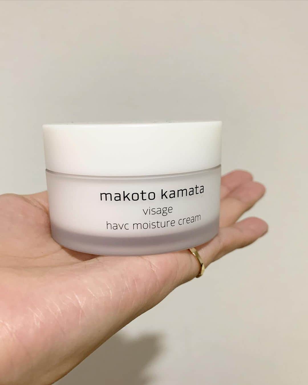 山吹香織さんのインスタグラム写真 - (山吹香織Instagram)「朝用クリーム🧏🏾‍♀️✨ makoto kamata visage havc moisture cream　 ・ ・ ・ 基本夜はクリームつけてるけど… 朝用は初めて✋🏾🌞💓 確かに続けると…お肌の調子が良くなってきた。。😚🌱 化粧ノリが違う気がする🤔 つけ心地は、サラサラしっとり〜ベタつかないのは嬉しい🥺 ・ ・ ・ こちらのクリームには…👀 くすみを改善して〜 コラーゲンを補足しつつ肌に潤い透明感を与えてくれるんです🥺✨ ・ ・ ・ 気になる方はぜひ〜💓 これからの季節乾燥対策頑張りましょ☺️🌱 ・ ・ ・ #美容#クリーム #makotokamata #乾燥肌対策  #自分磨き  #明日も笑顔で  #頑張ろう ☺️💓」10月26日 21時16分 - kaori_yamabuki