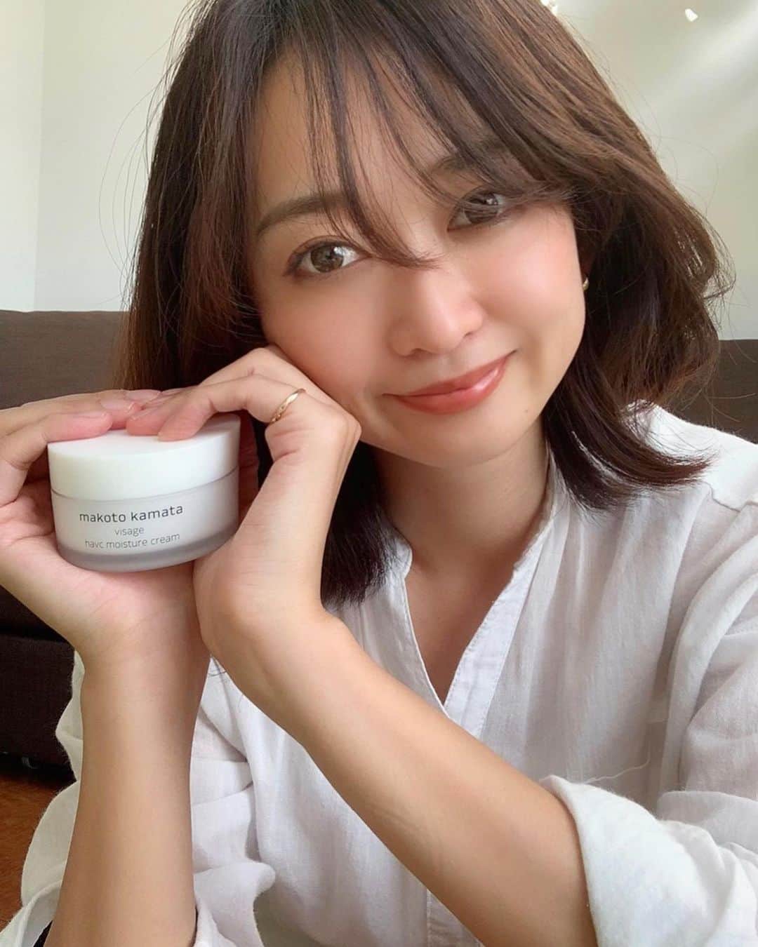 山吹香織さんのインスタグラム写真 - (山吹香織Instagram)「朝用クリーム🧏🏾‍♀️✨ makoto kamata visage havc moisture cream　 ・ ・ ・ 基本夜はクリームつけてるけど… 朝用は初めて✋🏾🌞💓 確かに続けると…お肌の調子が良くなってきた。。😚🌱 化粧ノリが違う気がする🤔 つけ心地は、サラサラしっとり〜ベタつかないのは嬉しい🥺 ・ ・ ・ こちらのクリームには…👀 くすみを改善して〜 コラーゲンを補足しつつ肌に潤い透明感を与えてくれるんです🥺✨ ・ ・ ・ 気になる方はぜひ〜💓 これからの季節乾燥対策頑張りましょ☺️🌱 ・ ・ ・ #美容#クリーム #makotokamata #乾燥肌対策  #自分磨き  #明日も笑顔で  #頑張ろう ☺️💓」10月26日 21時16分 - kaori_yamabuki