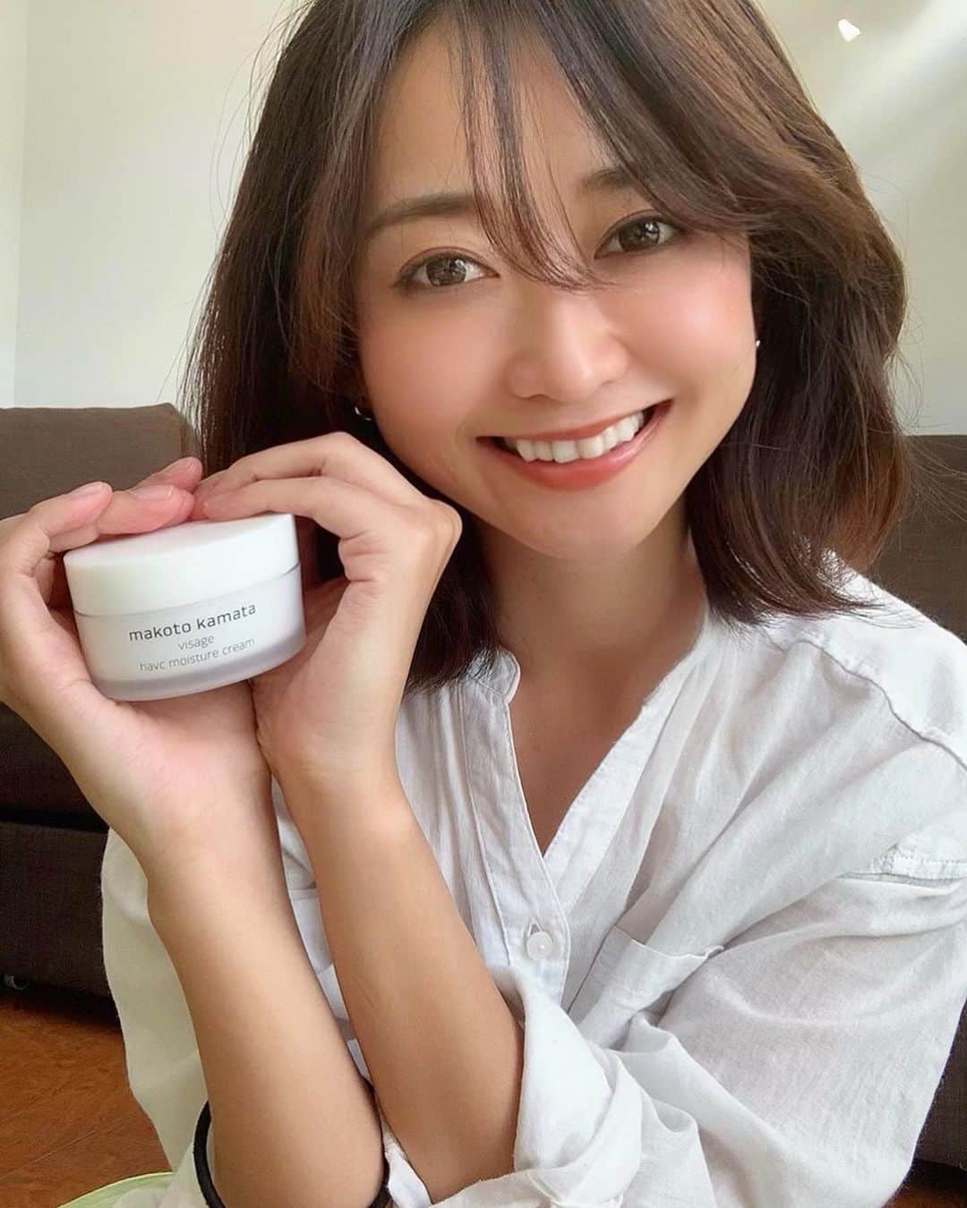 のインスタグラム：「朝用クリーム🧏🏾‍♀️✨ makoto kamata visage havc moisture cream　 ・ ・ ・ 基本夜はクリームつけてるけど… 朝用は初めて✋🏾🌞💓 確かに続けると…お肌の調子が良くなってきた。。😚🌱 化粧ノリが違う気がする🤔 つけ心地は、サラサラしっとり〜ベタつかないのは嬉しい🥺 ・ ・ ・ こちらのクリームには…👀 くすみを改善して〜 コラーゲンを補足しつつ肌に潤い透明感を与えてくれるんです🥺✨ ・ ・ ・ 気になる方はぜひ〜💓 これからの季節乾燥対策頑張りましょ☺️🌱 ・ ・ ・ #美容#クリーム #makotokamata #乾燥肌対策  #自分磨き  #明日も笑顔で  #頑張ろう ☺️💓」