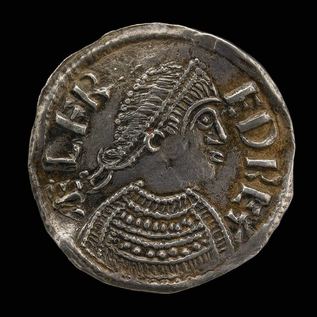 大英博物館さんのインスタグラム写真 - (大英博物館Instagram)「Minted in the kingdom of Wessex, this silver penny shows Alfred the Great, who died #OnThisDay in AD 899.  It’s one of over 7,000 coins found in the Cuerdale Hoard – the largest Viking hoard of silver found in the UK – which was discovered in 1840 on the south side of the River Ribble at Cuerdale, Lancashire.  The hoard is thought to have been buried between AD 905–910, and contains coins from all over England, Scandinavia, Europe and the Islamic World.  🔎 Silver coin. Wessex, Anglo-Saxon period.  #AlfredTheGreat #Wessex #Viking #numismatics #BritishMuseum」10月26日 21時19分 - britishmuseum