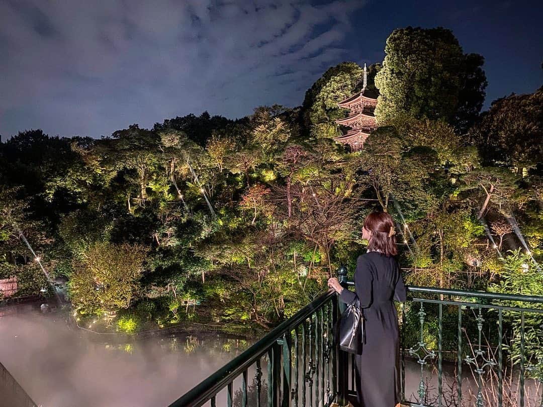のインスタグラム：「* 🍾東京雲海 GARDEN TERRACE DINNER🍽 * 先日、結婚式を挙げた思い出のホテル 「ホテル椿山荘東京」で、 記念日ディナーを楽しんできました🍷 @hotelchinzansotokyo_official  @tokyo_joshibu  * 東京に日本最大級の霧の庭園「東京雲海」が出現✨ 千の光でライトアップされた日本庭園に、 霧の演出が🥺✨ * こんなにも綺麗で癒される空間が 東京にあるのか‥😭✨ あまりの美しさに胸がいっぱいに✨ * 今ならこの素敵な雲海を眺めながら、 スペシャルなフレンチコースを楽しむことができます‼️ 温かいチーズフォンデュや 雲海をイメージしたデザートなど、 お腹も心も満たされました🥺❤️ * 両親も連れてきたいなぁ🥺 昼の庭園とはまた違った感動を 皆さんも是非味わってみてください‼️ #東京雲海 #椿山荘 #ホテル椿山荘東京 #雲海　#東京女子部 #霧の庭園」