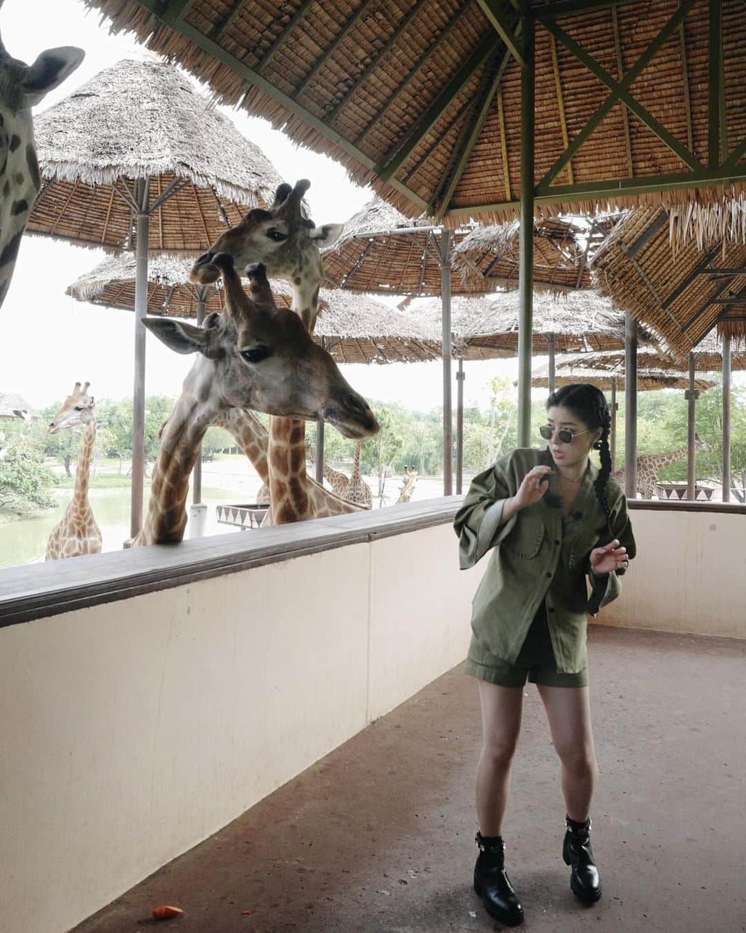 GYEON SEOのインスタグラム：「_* here is the truth 😖🙈 . . #สิ่งที่เป็นจริง 😑😑 คนที่เค้าถ่ายรูปสวยๆกับ ยีราฟคือทำกันยังไงคะ 😅🤣 #กลัวแต่ก็อยากมีรูปอ่ะเนอะ」