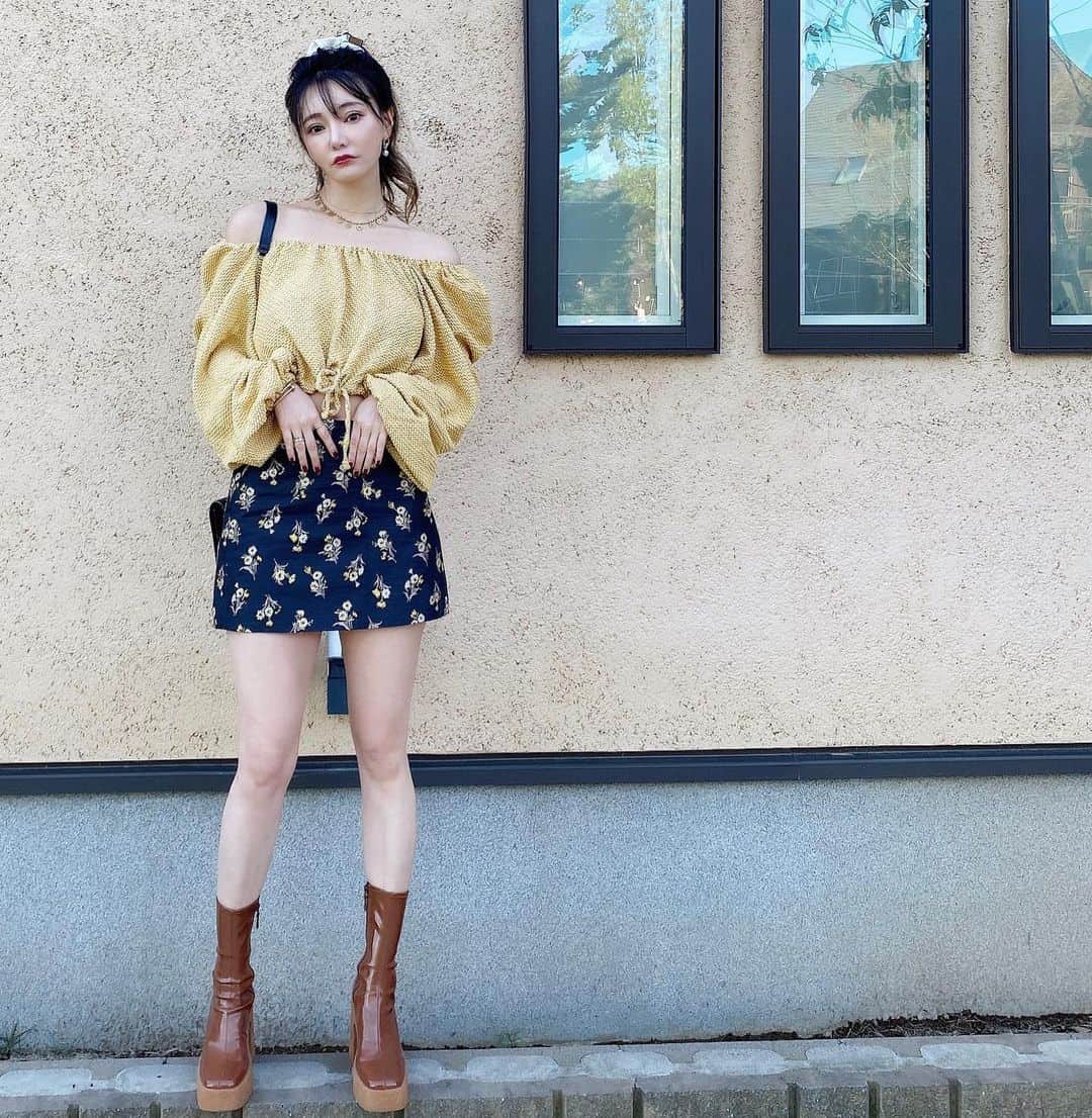 クリスティン・ウェイのインスタグラム：「Monday outfit @valmuer_official #fashiongram #fashionstyle #ootd #cwfashion  #fashiongram #christinewei #cwfashion #クリスティンウェイ #valmuer #adidasoriginals #ヴェルムーア」