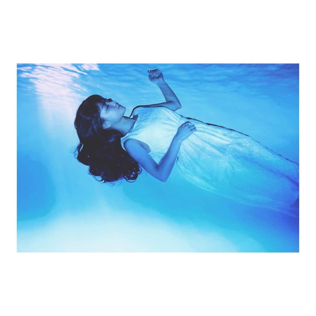 藤城リエのインスタグラム：「﻿ ﻿ やっぱり青が落ち着きますね。﻿ そろそろ海に行きたいな🐋☁️﻿ ﻿ #藤城リエ #アイオライト #水 #青 #海 #撮影 #写真﻿ #fujishirorie #iolite #photography #singer #japan﻿ #blue #water #sea」