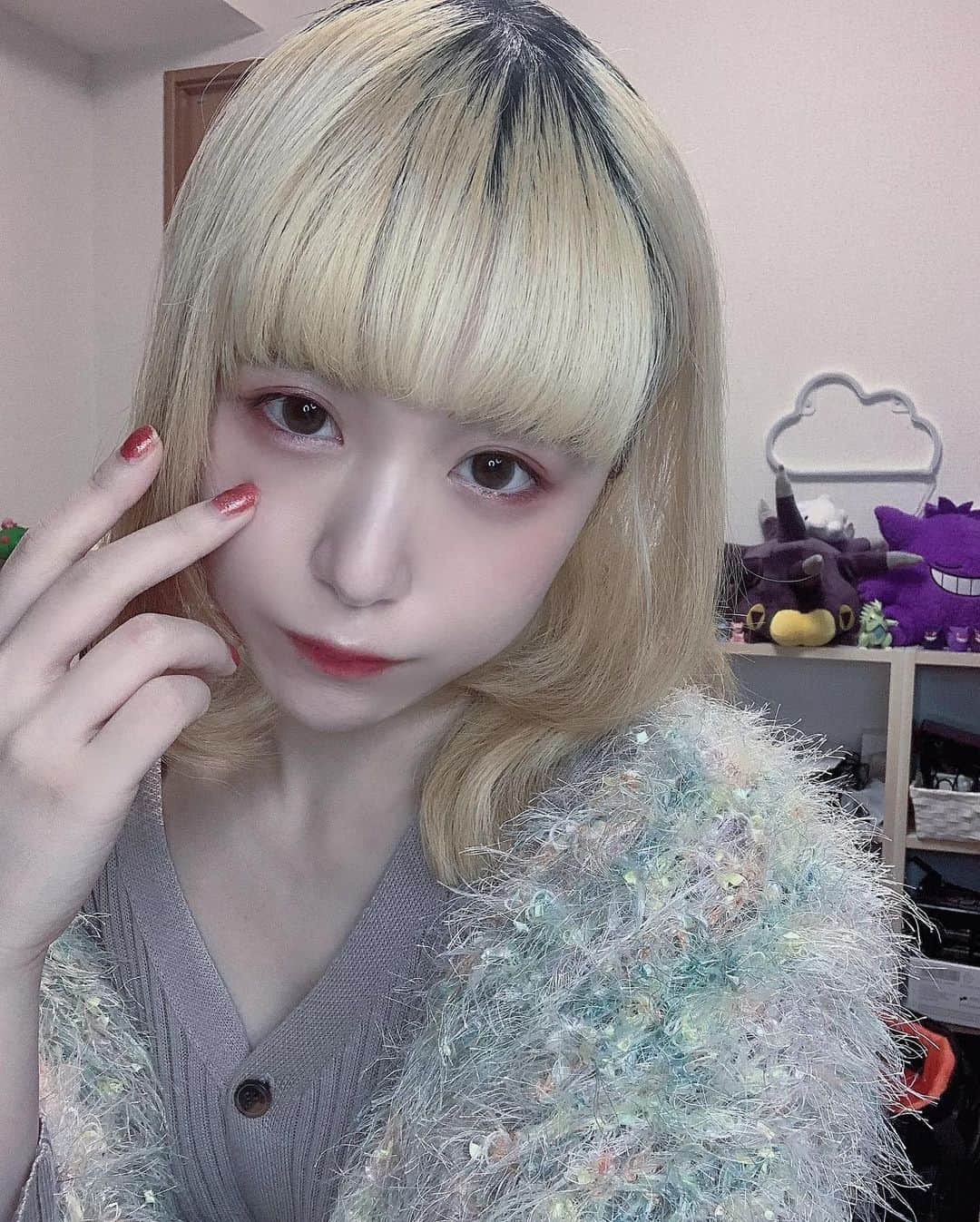 のインスタグラム：「作業中に集中力きれて自撮りしたときの写真だよ~💐」