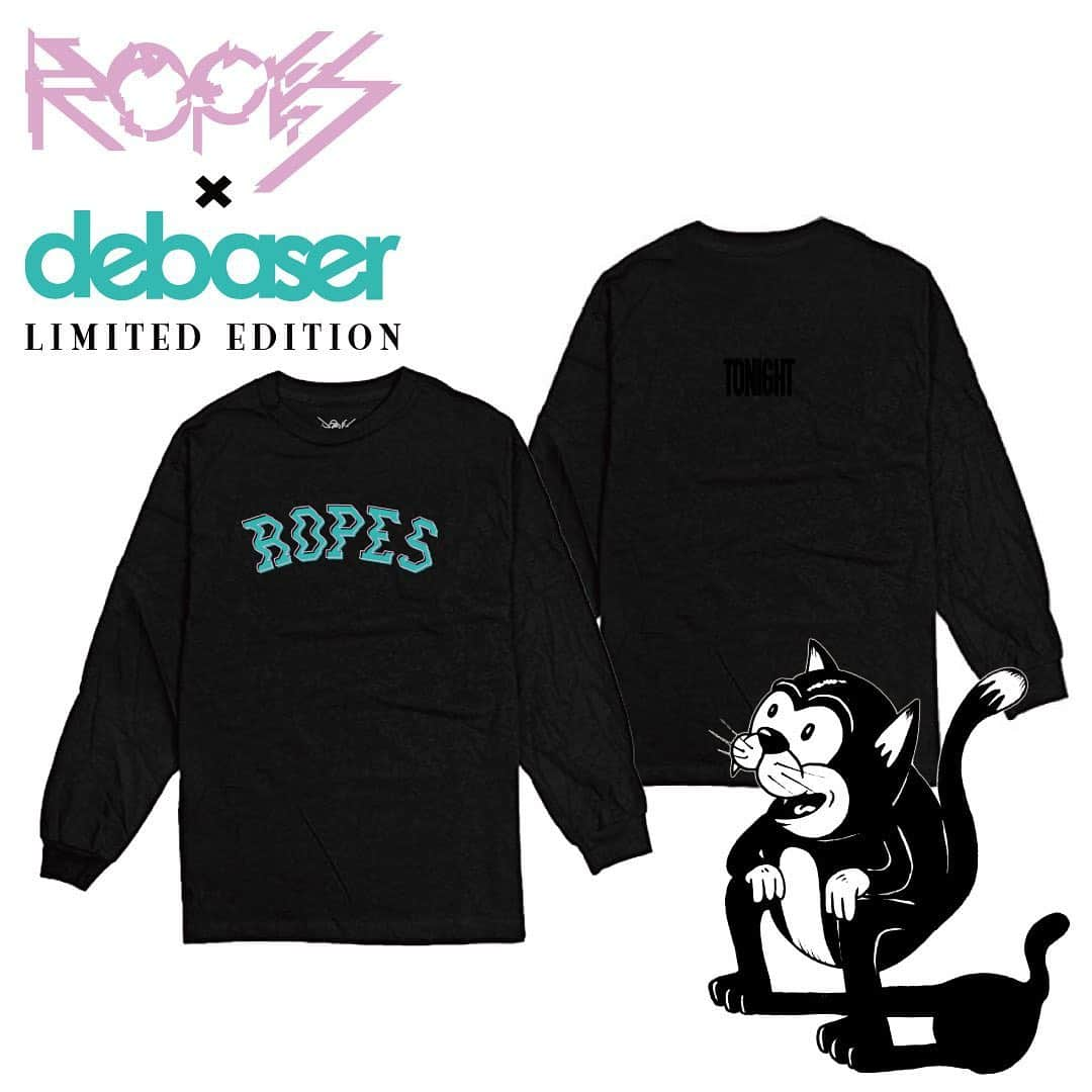 吉木諒祐さんのインスタグラム写真 - (吉木諒祐Instagram)「ROPES × debaser Sway College Logo L/S  ROPESの新しいマーチのL/Sのデザインをdebaserでやらせていただきました。  カレッジ物のTシャツとかパーカーの漂うスーベニア感が昔から好きだったので、いつかどこかでできないかなーと以前から考えていて、今回お話をいただいて実現しました。  ただカレッジロゴをそのまま使ってわかりやすくROPESを表現するのはなんか違う気がしていて、ルー大柴風に言うとSwayさせることにより記号感を出しました。  そして今回デザインするにあたって自分の中でのテーマにはアチコさんの存在が大きくありました。 アチコさんの持つオルタナティブな女性アーティスト(こういう言い方も今言うと野暮だと言われそうですが)としての佇まいや存在感がSugarcubes時代のビョークと自分の中ではリンクするものがあり、これをなんとか表現できないかと試行錯誤した結果、SugarcubesのTシャツの２色の色味をオマージュとして使うことで表現。  バックプリントにはアチコさんの希望で、3月にリリースしたRopesの最新シングル「TONIGHT」のジャケットのグラフィックをサンプリング。 これもブラックボディにブラックプリントがかなり渋い感じになっております。  そしてそして今回もMETZの時と同様にコラボレーションタグをプリント。  サンプルはインクジェットで制作しましたが、実際はシルクスクリーンを贅沢に4版も使って作ります。。！  このクオリティを¥5000(+tax)という買いやすい値段にしたROPESの懐の広さ。。。。  すごく気に入っているので皆さんよろしくお願いしまーす！  詳しくは( @weareropes )まで！  ※今回はdebaserでの販売はありません。」10月26日 21時27分 - yhoshuah