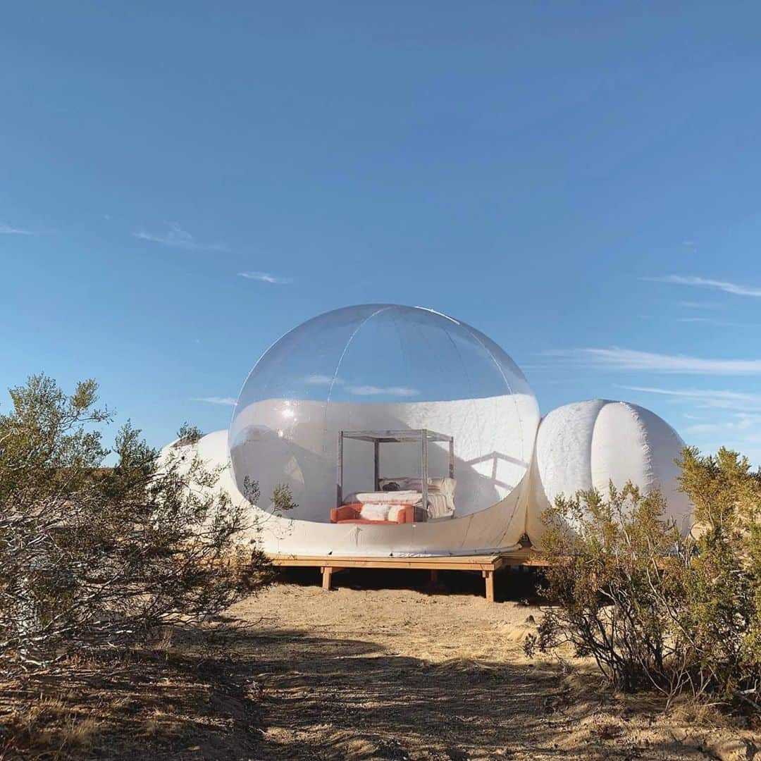 Airbnbさんのインスタグラム写真 - (AirbnbInstagram)「Mars is about 40 million miles from L.A., depending on when you go, while Superhost Karen’s bubble house is only 130. So if the Halloween season has you looking for an unearthly experience, the choice is easy. After a day of exploring the otherworldly landscapes of Joshua Tree National Park, fall asleep under an even more dazzling galactic view. #GoNear  Link in bio for more spooky stays and experiences.  Photo: @jthavn」10月26日 21時30分 - airbnb