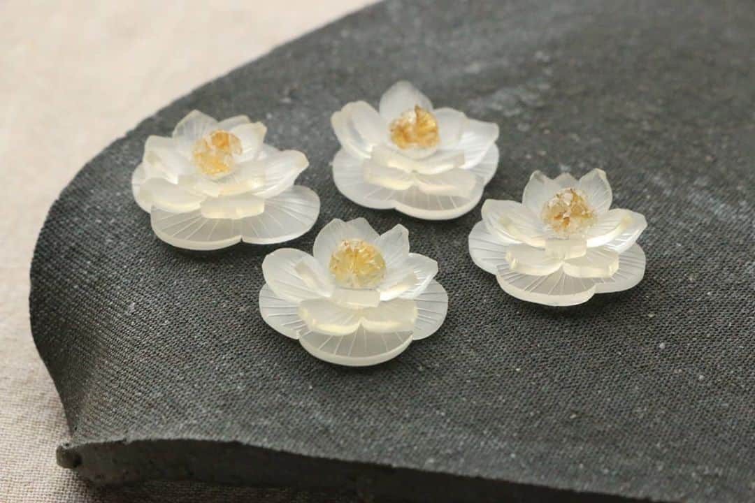 しば　さおりのインスタグラム：「白い花びらのオールドローズ。  フォロワーさんから手作市場新宿マルイ本館店でお迎えしました！とご報告を頂けて。  そのフォロワーさんの好みを考えると、色のついた作品や、濃い目か、暖色の作品を選ばれるかな…？とどきどきしながら投稿を拝見したら白色を選んでくださったとのこと。  驚きとともに、沢山悩んで、選んで決めてくださったのかなと考えると胸が熱くなりました…！涙  今、少し沈みがちだったのでご報告や暖かなメッセージに心救われます。 本当にありがとうございます(>_<)  10/29はオンラインセミナーが、 11月以降もイベントや催事が続きます。無理しすぎず、楽しみながら励みます(*^^*)  ＊＊＊＊＊  イベント情報  💠10/1-11/15 手作市場新宿マルイ本館店(期間延長) @tezukuriichiba  💠10/29 SNSのたね ZOOMオンラインセミナー (受講者募集中)  💠11/1-15 手作市場京都室町店 @kyoto_muromachi_tzkuri  💠2020/11/11-17 @bloombruna pop-up#10 「◯△□」at東京立川  💠↑期間中11/14-16 プラバンWS(生徒募集中)  各イベント詳細や申込はプロフィールリンク先のwebsiteをご覧下さい✨  ＊＊＊＊＊  #手作市場  #手作市場新宿マルイ本館店 #マルイ #新宿 #東京  #手作市場京都室町店 #京都  #オンラインセミナー  #ワークショップ #ワークショップ東京  #ハンドメイドピアス販売中 #ハンドメイドイヤリング販売中  #立体プラバン #プラバン #プラ板 #プラバンアクセサリー #ハンドメイド #ハンドメイドアクセサリー #ハンドメイドイベント #フラワーアクセサリー #手仕事 #花の好きな人と繋がりたい  #花のあるくらし  #熱縮片  #ハンドメイド小物 #ハンドメイド雑貨 #shrinkplastic #handmade #instagramart」