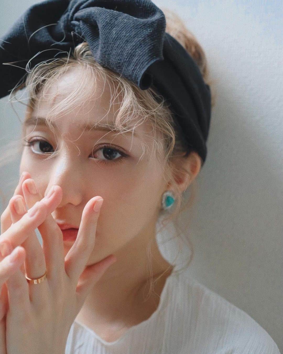 松尾 瞳のインスタグラム：「. いつかの作品撮り🕊🤍  東京に帰ったら次のカラーどうしようかな👧🏼」
