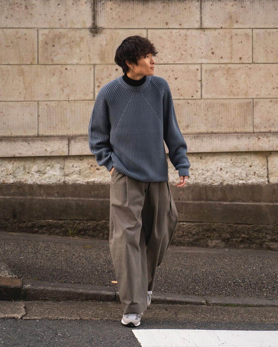 Ryoさんのインスタグラム写真 - (RyoInstagram)「ㅤㅤㅤㅤㅤㅤㅤㅤㅤㅤㅤㅤㅤ @batoner_japanmade のSIGNATURE CREW NECK。 ㅤㅤㅤㅤㅤㅤㅤㅤㅤㅤㅤㅤㅤ ファクトリーブランドならではハイクオリティー、ロープライス。毎シーズンついつい買い足してしまう〜 安心感ありますよね☺️ ブルーグレーの色が絶妙で買ってしまった🙄 ㅤㅤㅤㅤㅤㅤㅤㅤㅤㅤㅤㅤㅤ knit:#batoner tee:#yoketokyo pants:#studionicholson shoes:#newblance992」10月26日 21時41分 - ryo__takashima