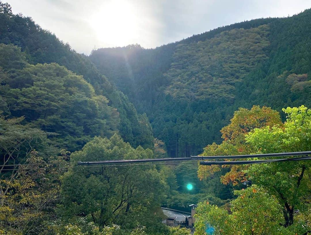 兼田恵さんのインスタグラム写真 - (兼田恵Instagram)「大井川鐵道の旅その6 寸又峡の宿、翠紅苑さん。 お部屋やロビーに囲炉裏ついてたり、窓の外はとにかく緑と山しか見えず、どこか懐かしくて可愛いステキなお宿でした✨ 温泉街内にある橋がたまらなくステキよ！そしてなんかときめいた建物。  #大井川鐵道 #寸又峡温泉 #寸又峡温泉翠紅苑 #寸又峡」10月26日 21時41分 - earl_megu