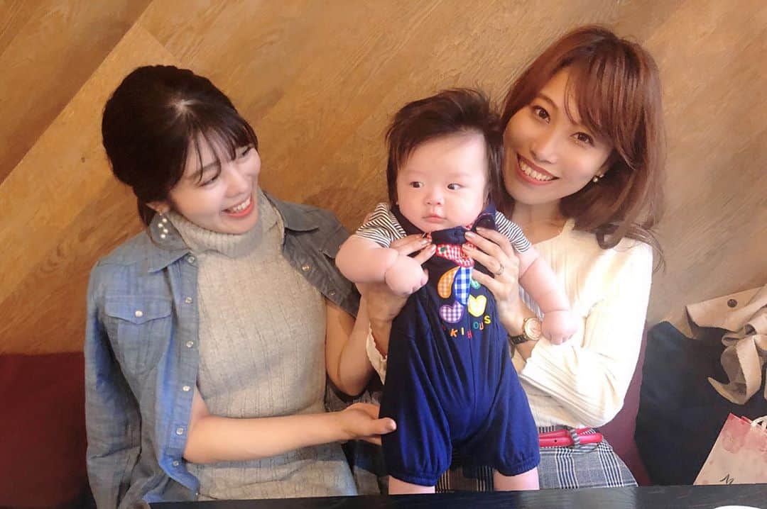 のインスタグラム：「友達の子供とご対面👶💓  家にも来てくれたのでミニホームパーティーしました🍽  ボブ見せるとエンドレスで笑ってた… 黄色くて丸いものが好きなのか？🤔笑  #最近の趣味　#友達の子供を愛でること　#👶🏻🍼」