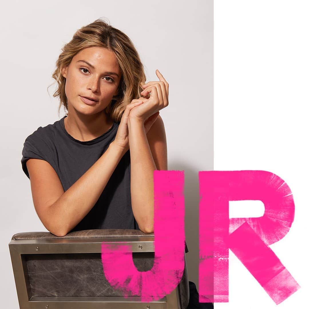 ボビー・ブラウンのインスタグラム：「The world doesn’t need more beauty products. It needs better beauty products. @jonesroadbeauty. Available exclusively at jonesroadbeauty.com.」