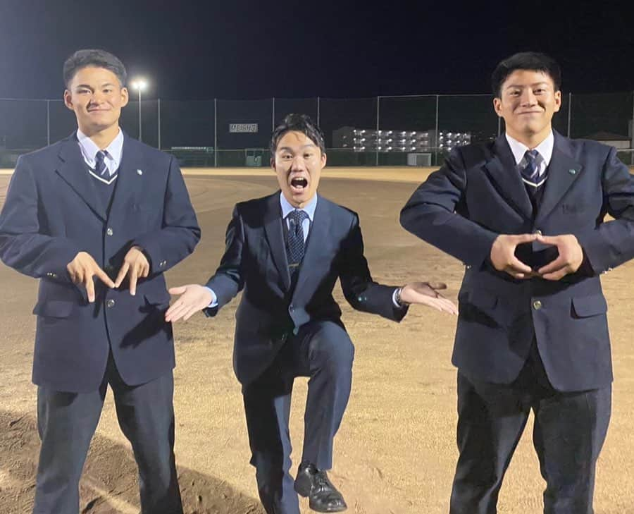 服部優陽さんのインスタグラム写真 - (服部優陽Instagram)「⚾️﻿ 中森選手がロッテ2位！来田選手がオリックス3位！﻿ 2人とも夢を叶えて、プロ野球選手になりました😂﻿ ﻿ 取材をしていたら明石商業の壺阪コーチが﻿ 「記念に1枚撮りましょう！」と言ってくださったので、﻿ 恐れ多くも2人の真ん中で写真を撮らせてもらいました🙇‍♂️﻿ ﻿ マリーンズの"M"とオリックスの"O"だそうです。笑﻿ ﻿ 指名が嬉しくて舞い上がった私と違い、﻿ 2人は「ここがようやくスタートライン」と﻿ もう次を見据えた話をしていました。﻿ ﻿ それでも…2人とも、本当におめでとう！﻿ プロの世界で大暴れする2人を楽しみにしています！﻿ ﻿ これでパ・リーグには2人に加え、﻿ 1学年上で楽天の水上選手、西武の松本航選手、 4人の明石商業出身選手が！ 明石商業対決…早く見たいですね！！﻿ ⚾️﻿ #明石商業﻿ #中森俊介　#chibalotte﻿ #来田涼斗 #Bs2020 #buffaloes #ORIX﻿ #水上桂 #RakutenEagles﻿ #ドラフト2020 #プロ野球﻿ ﻿ #高校野球 #独自大会 #兵庫県独自大会 #センバツ #甲子園 #夏の甲子園  #高校野球好きな人と繋がりたい #野球部#甲子園球場 #阪神甲子園球場 #密着取材 #名将 #闘将 #ドラフト #ドラフト候補 #甲子園交流試合 #明商 #狭間善徳」10月26日 21時36分 - hattori.yuhi_ktv