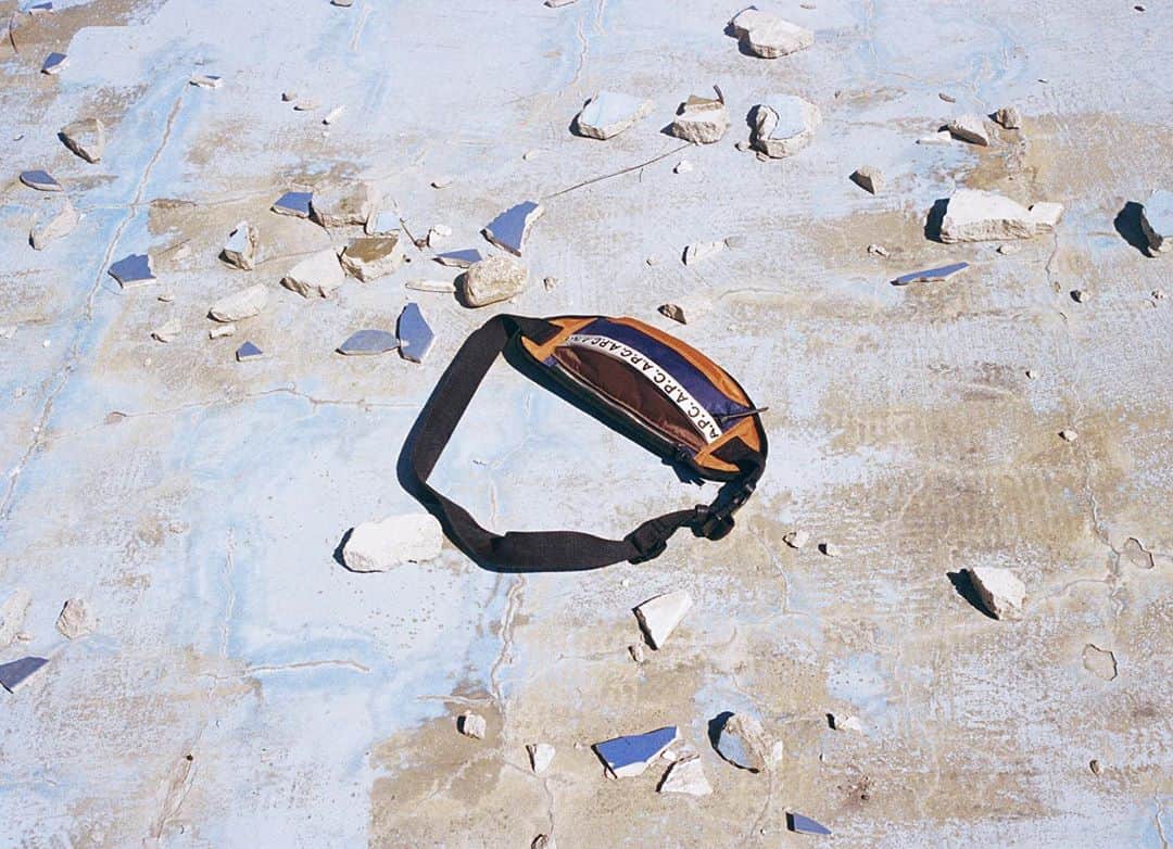 アーペーセーのインスタグラム：「A.P.C. ACCESSORIES F/W20 ⠀ ⠀ A.P.C. new accessories campaign by Lorena Lohr. ⠀ Lorena travels alone, and her pictures are generally devoid of people. Lorena went to the Camargue region (in France) on her own with a selection of accessories and was given carte blanche to shoot them as she wished.⠀ ⠀ Creative direction : Suzanne Koller⠀ ⠀ The Repeat hip bag is available in black in stores and at apc.fr ⠀ ⠀ #APC #APCaccessories #APCbag」
