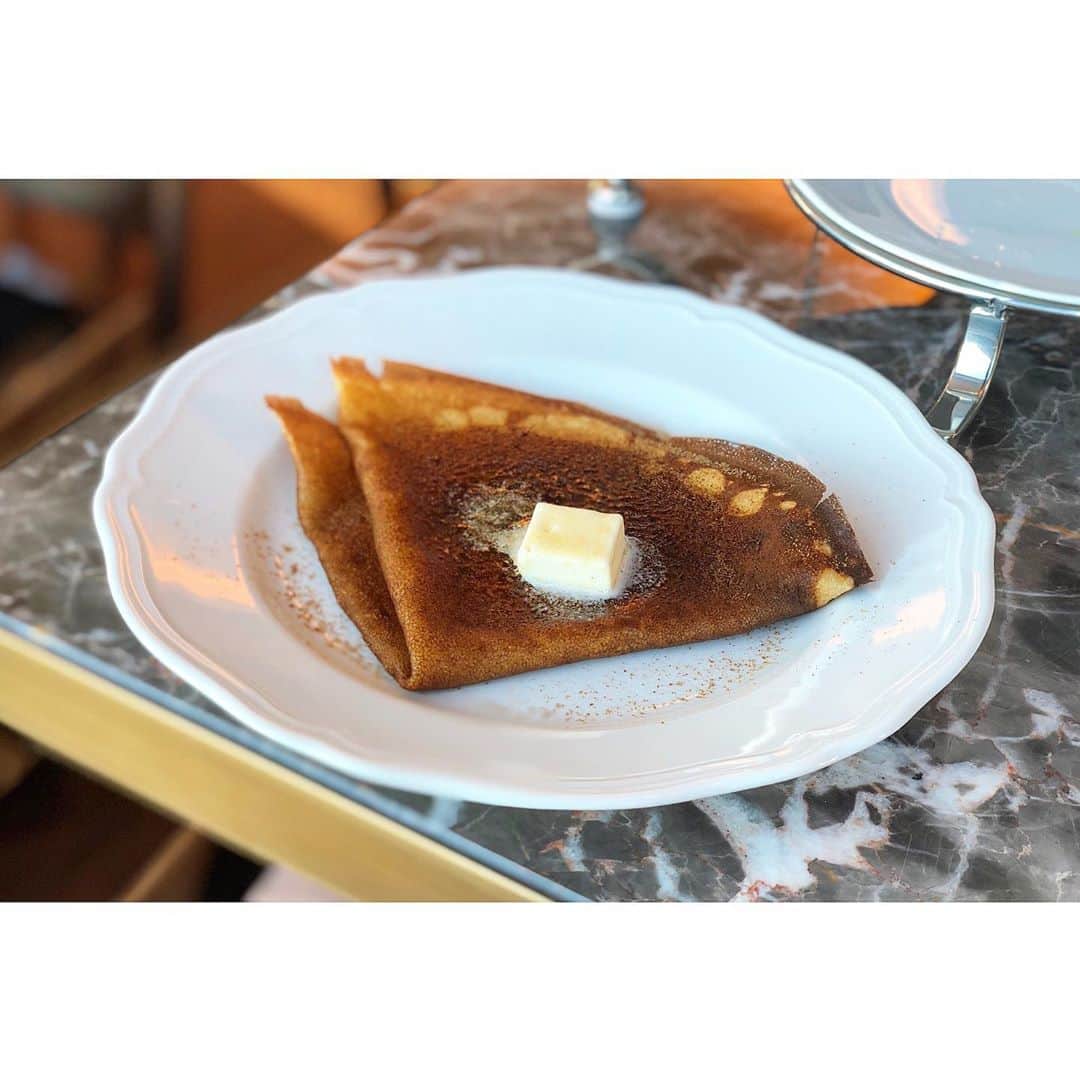 西山真以のインスタグラム：「* 先週末は10年来の友人と、AOYAMA GRAND HOTEL のアフタヌーンティーへ☕︎  エシレバターがのった、焼き立てで出てくるクレープが絶品♡  三段スタンドにも予めついていますが、新たに焼けた熱々のマドレーヌも途中でやってくるという嬉しいサービスにも大満足。  ルーフトップバーやテラス席でのお茶も気持ちが良く、何度でも通いたくなるホテルです🌿  . #theaoyamagrandhotel  #afternoontea #trattoriaandrearossi」