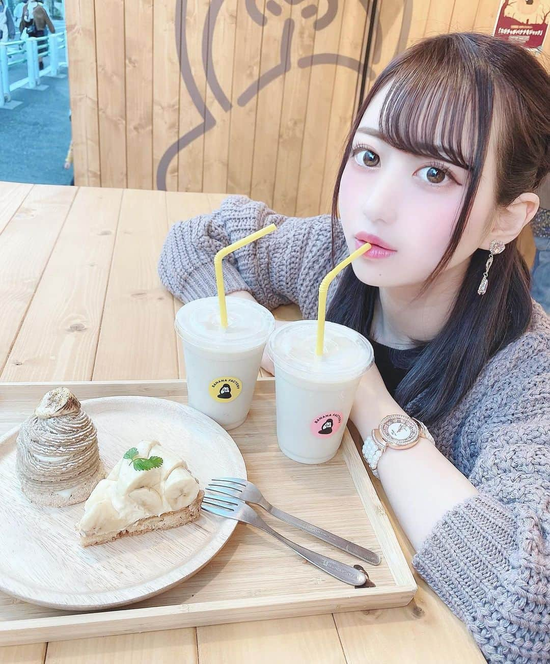 MI-MIさんのインスタグラム写真 - (MI-MIInstagram)「バナナファクトリーという押上にある カフェにいってきました〜❤︎ 最近世の中バナナブーム(?!)だから ちょっと乗っかってみた😂笑  凄い列出来てて人気なお店でした！ ケーキも甘さもちょうど良くて 美味しかった〜〜  セーターは @noa___official  あったかいしこの時期ぴったり！  腕時計は @sorara_official  わたしの投稿を見て頂いた人限定で 購入時にクーポンコード「sorara」 を入力して頂けると、全商品20%オフ になる限定クーポンもあるみたい！ チェックしてみてください〜〜  #バナナファクトリー #バナナジュース #バナナカフェ #バナナケーキ #押上カフェ #押上カフェ巡り #東京カフェ巡り #東京スカイツリー #東京スカイツリーカフェ #スカイツリーカフェ #pr #いいね #いいね返し #いいね返しは絶対 #like4like #l4l #アイドル #地下アイドル #乃木坂46 #乃木坂46好きな人と繋がりたい #欅坂46 #欅坂46好きな人と繋がりたい #サロンモデル募集中」10月26日 21時40分 - mii__mi.chan