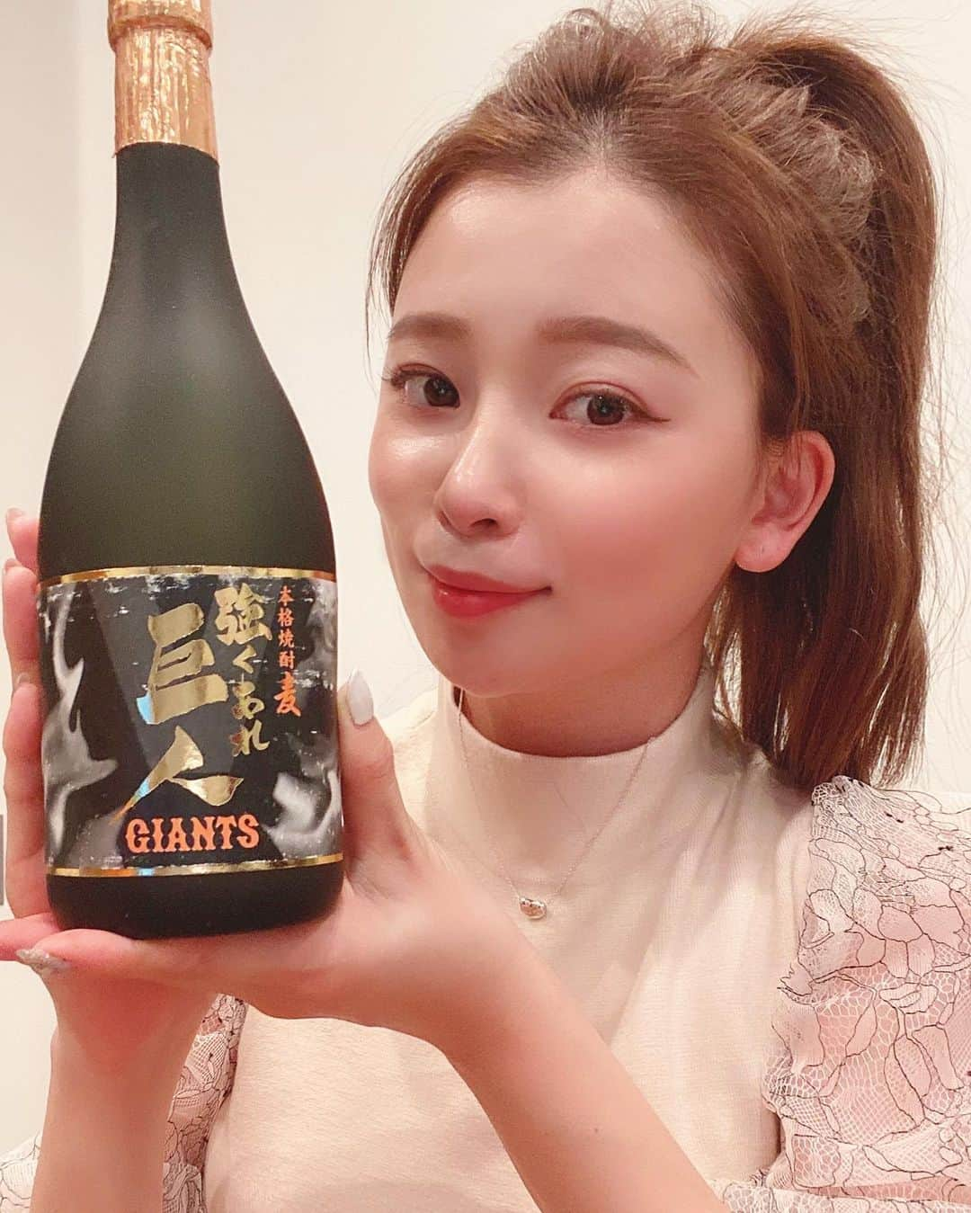 陽菜えみるさんのインスタグラム写真 - (陽菜えみるInstagram)「. . ペナントも終盤だ〜〜〜‼️‼️ 巨人軍はM４と 優勝まであと少し⚾️💫 最後まで駆け抜けて欲しい😆👊 . 今日はえみるは ドラフト観ながらご飯を作って これでいま晩酌してるところ🍻 . みんなは芋派❓麦派❓ . えみるは優勝の祝杯も これでする予定だよ😏⭐️ みんなも一緒に乾杯しよう✨✨✨ . 勝利を願って製造された 読売巨人軍公認の『芋・麦焼酎』で このラベルの文字は 原監督直筆なんだとか😲👏✨✨ . ⬇️URL 強くあれ巨人（芋） https://masaharu.co.jp/onlineshop/products/detail/9 強くあれ巨人（麦） https://masaharu.co.jp/onlineshop/products/detail/8 . . #強くあれ巨人 #巨人 #読売巨人軍 #原監督 #読売巨人軍公認 #芋焼酎 #麦焼酎 #焼酎女子 #焼酎好きと繋がりたい  #セリーグ優勝 のカウトダウンだ #祝杯 #乾杯 はこれで決まり #日本シリーズ も楽しみ #g女 #ジャイアンツ女子 #ジャイアンツファンと繋がりたい #野球女子 #野球好き #野球好きな人と繋がりたい」10月26日 21時40分 - emiru_haruna