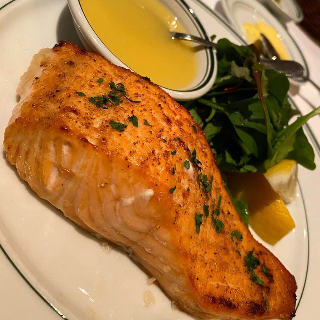 神谷ゆう子さんのインスタグラム写真 - (神谷ゆう子Instagram)「🥩🥩🥩✨  #ウルフギャングステーキハウス  #ステーキ#beefsteak  #ロブスター#🦞 #サーモン #牡蠣#全部最高 #みんな炭酸水で本気 #美味しいものを食べる会  #滞在時間1時間  #満腹満足」10月26日 21時49分 - yuko_kamitani