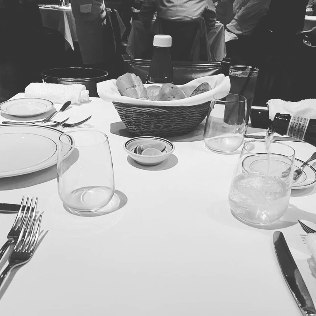 神谷ゆう子さんのインスタグラム写真 - (神谷ゆう子Instagram)「🥩🥩🥩✨  #ウルフギャングステーキハウス  #ステーキ#beefsteak  #ロブスター#🦞 #サーモン #牡蠣#全部最高 #みんな炭酸水で本気 #美味しいものを食べる会  #滞在時間1時間  #満腹満足」10月26日 21時49分 - yuko_kamitani