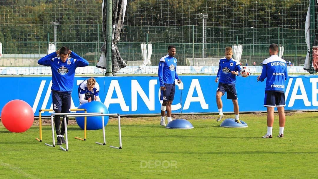 デポルティーボ・ラ・コルーニャさんのインスタグラム写真 - (デポルティーボ・ラ・コルーニャInstagram)「Dos grupos en el entrenamiento matinal del #Dépor de hoy lunes en #Abegondo  Como es habitual después de cada partido, Fernando Vázquez dividió esta mañana a su plantilla, hoy también con los fabrilistas Pablo Brea y Adri Castro, en dos grupos.  Así, los que jugaron ayer de inicio ante la SD Compostela en San Lázaro tuvieron sesión de recuperación, con gimnasio y paso por la camilla de los fisioterapeutas.  El resto del equipo saltó al césped para un entrenamiento de alta intensidad, con un rondos, un circuito físico y fútbol en espacio reducido.  Tuvieron trabajo específico Héctor Hernández, Salva Ruiz y Eneko Bóveda, estos dos últimos a la espera de evaluación médica de las molestias en los isquiotibiales que les impidieron acabar ayer el encuentro en Santiago.  #OsNosos tienen mañana martes jornada de descanso y regresan a los entrenamientos el miércoles a las 10:30 h.」10月26日 21時50分 - rcdeportivo