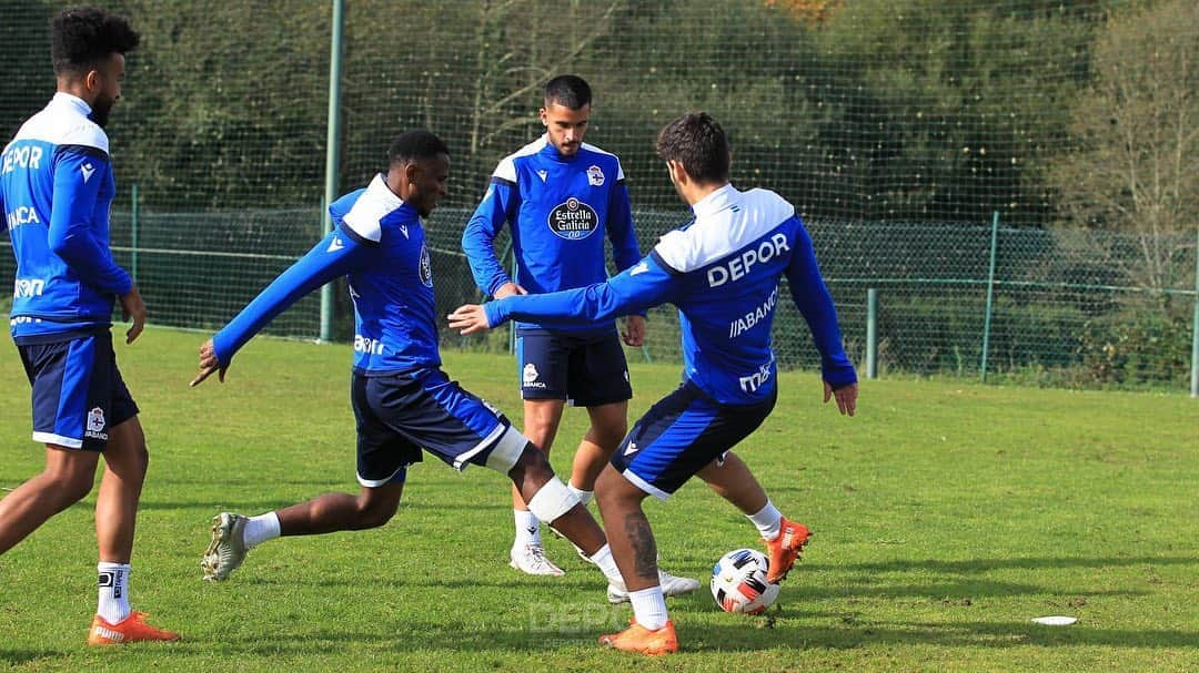 デポルティーボ・ラ・コルーニャさんのインスタグラム写真 - (デポルティーボ・ラ・コルーニャInstagram)「Dos grupos en el entrenamiento matinal del #Dépor de hoy lunes en #Abegondo  Como es habitual después de cada partido, Fernando Vázquez dividió esta mañana a su plantilla, hoy también con los fabrilistas Pablo Brea y Adri Castro, en dos grupos.  Así, los que jugaron ayer de inicio ante la SD Compostela en San Lázaro tuvieron sesión de recuperación, con gimnasio y paso por la camilla de los fisioterapeutas.  El resto del equipo saltó al césped para un entrenamiento de alta intensidad, con un rondos, un circuito físico y fútbol en espacio reducido.  Tuvieron trabajo específico Héctor Hernández, Salva Ruiz y Eneko Bóveda, estos dos últimos a la espera de evaluación médica de las molestias en los isquiotibiales que les impidieron acabar ayer el encuentro en Santiago.  #OsNosos tienen mañana martes jornada de descanso y regresan a los entrenamientos el miércoles a las 10:30 h.」10月26日 21時50分 - rcdeportivo