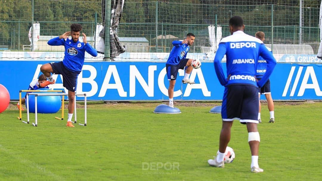 デポルティーボ・ラ・コルーニャさんのインスタグラム写真 - (デポルティーボ・ラ・コルーニャInstagram)「Dos grupos en el entrenamiento matinal del #Dépor de hoy lunes en #Abegondo  Como es habitual después de cada partido, Fernando Vázquez dividió esta mañana a su plantilla, hoy también con los fabrilistas Pablo Brea y Adri Castro, en dos grupos.  Así, los que jugaron ayer de inicio ante la SD Compostela en San Lázaro tuvieron sesión de recuperación, con gimnasio y paso por la camilla de los fisioterapeutas.  El resto del equipo saltó al césped para un entrenamiento de alta intensidad, con un rondos, un circuito físico y fútbol en espacio reducido.  Tuvieron trabajo específico Héctor Hernández, Salva Ruiz y Eneko Bóveda, estos dos últimos a la espera de evaluación médica de las molestias en los isquiotibiales que les impidieron acabar ayer el encuentro en Santiago.  #OsNosos tienen mañana martes jornada de descanso y regresan a los entrenamientos el miércoles a las 10:30 h.」10月26日 21時50分 - rcdeportivo