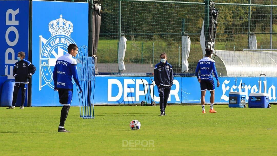 デポルティーボ・ラ・コルーニャさんのインスタグラム写真 - (デポルティーボ・ラ・コルーニャInstagram)「Dos grupos en el entrenamiento matinal del #Dépor de hoy lunes en #Abegondo  Como es habitual después de cada partido, Fernando Vázquez dividió esta mañana a su plantilla, hoy también con los fabrilistas Pablo Brea y Adri Castro, en dos grupos.  Así, los que jugaron ayer de inicio ante la SD Compostela en San Lázaro tuvieron sesión de recuperación, con gimnasio y paso por la camilla de los fisioterapeutas.  El resto del equipo saltó al césped para un entrenamiento de alta intensidad, con un rondos, un circuito físico y fútbol en espacio reducido.  Tuvieron trabajo específico Héctor Hernández, Salva Ruiz y Eneko Bóveda, estos dos últimos a la espera de evaluación médica de las molestias en los isquiotibiales que les impidieron acabar ayer el encuentro en Santiago.  #OsNosos tienen mañana martes jornada de descanso y regresan a los entrenamientos el miércoles a las 10:30 h.」10月26日 21時50分 - rcdeportivo