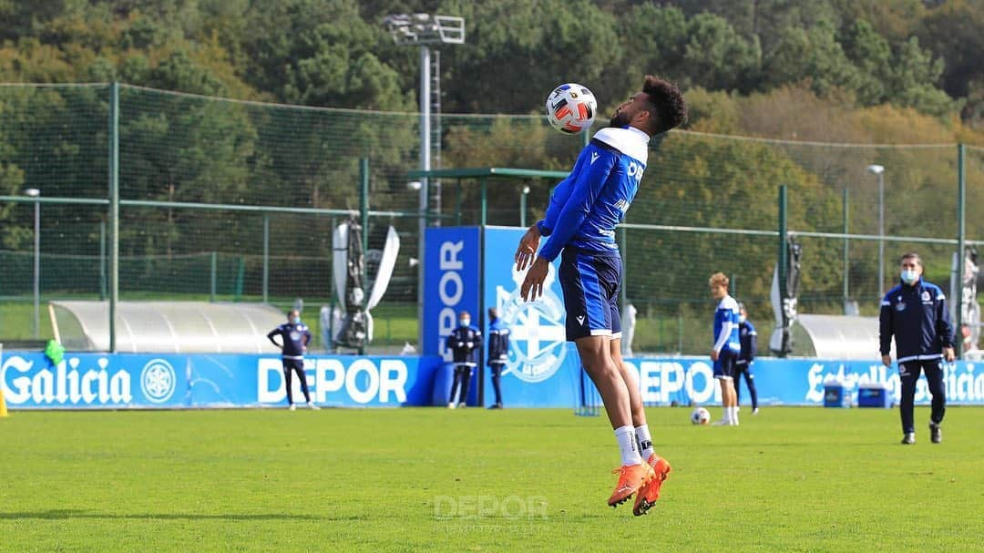 デポルティーボ・ラ・コルーニャさんのインスタグラム写真 - (デポルティーボ・ラ・コルーニャInstagram)「Dos grupos en el entrenamiento matinal del #Dépor de hoy lunes en #Abegondo  Como es habitual después de cada partido, Fernando Vázquez dividió esta mañana a su plantilla, hoy también con los fabrilistas Pablo Brea y Adri Castro, en dos grupos.  Así, los que jugaron ayer de inicio ante la SD Compostela en San Lázaro tuvieron sesión de recuperación, con gimnasio y paso por la camilla de los fisioterapeutas.  El resto del equipo saltó al césped para un entrenamiento de alta intensidad, con un rondos, un circuito físico y fútbol en espacio reducido.  Tuvieron trabajo específico Héctor Hernández, Salva Ruiz y Eneko Bóveda, estos dos últimos a la espera de evaluación médica de las molestias en los isquiotibiales que les impidieron acabar ayer el encuentro en Santiago.  #OsNosos tienen mañana martes jornada de descanso y regresan a los entrenamientos el miércoles a las 10:30 h.」10月26日 21時50分 - rcdeportivo