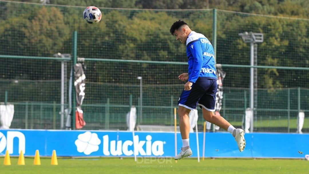 デポルティーボ・ラ・コルーニャさんのインスタグラム写真 - (デポルティーボ・ラ・コルーニャInstagram)「Dos grupos en el entrenamiento matinal del #Dépor de hoy lunes en #Abegondo  Como es habitual después de cada partido, Fernando Vázquez dividió esta mañana a su plantilla, hoy también con los fabrilistas Pablo Brea y Adri Castro, en dos grupos.  Así, los que jugaron ayer de inicio ante la SD Compostela en San Lázaro tuvieron sesión de recuperación, con gimnasio y paso por la camilla de los fisioterapeutas.  El resto del equipo saltó al césped para un entrenamiento de alta intensidad, con un rondos, un circuito físico y fútbol en espacio reducido.  Tuvieron trabajo específico Héctor Hernández, Salva Ruiz y Eneko Bóveda, estos dos últimos a la espera de evaluación médica de las molestias en los isquiotibiales que les impidieron acabar ayer el encuentro en Santiago.  #OsNosos tienen mañana martes jornada de descanso y regresan a los entrenamientos el miércoles a las 10:30 h.」10月26日 21時50分 - rcdeportivo