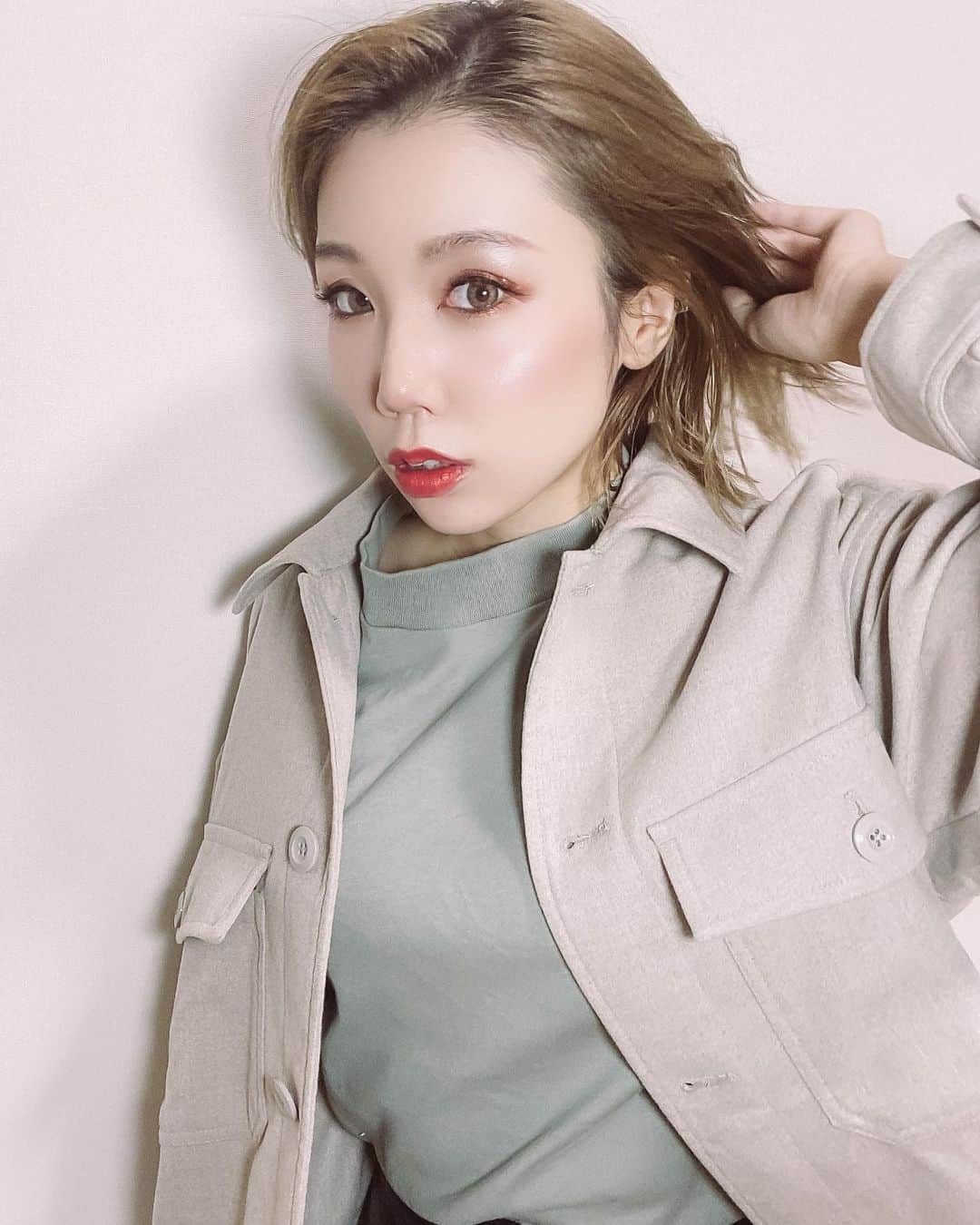 DJ CHI☆MEROのインスタグラム：「㊗️ . やったドン！！ 【BEST HITS 2020-MORE DRIVE MIX-】 R&B/ソウル チャート初登場1位獲得しました✨ 総合チャートにもランクイン！！ . ストーリーズに載せてた紹介動画ですが 毎回音源違うの気付いた方いますか😳？ . 国内アーティストさんの 楽曲も沢山収録されているので 少しずつ紹介していきますね！！ . ナイトドライブをコンセプトに 1枚を通して聴きやすいMIXになっているので ヘビロテして下さい🤩 お時間ある方はレビューも書いてくれたら嬉しいです🖤 . . . #BESTHITS#iTunes#DJMIX#girlsdj#djanemagjapan#release#music」