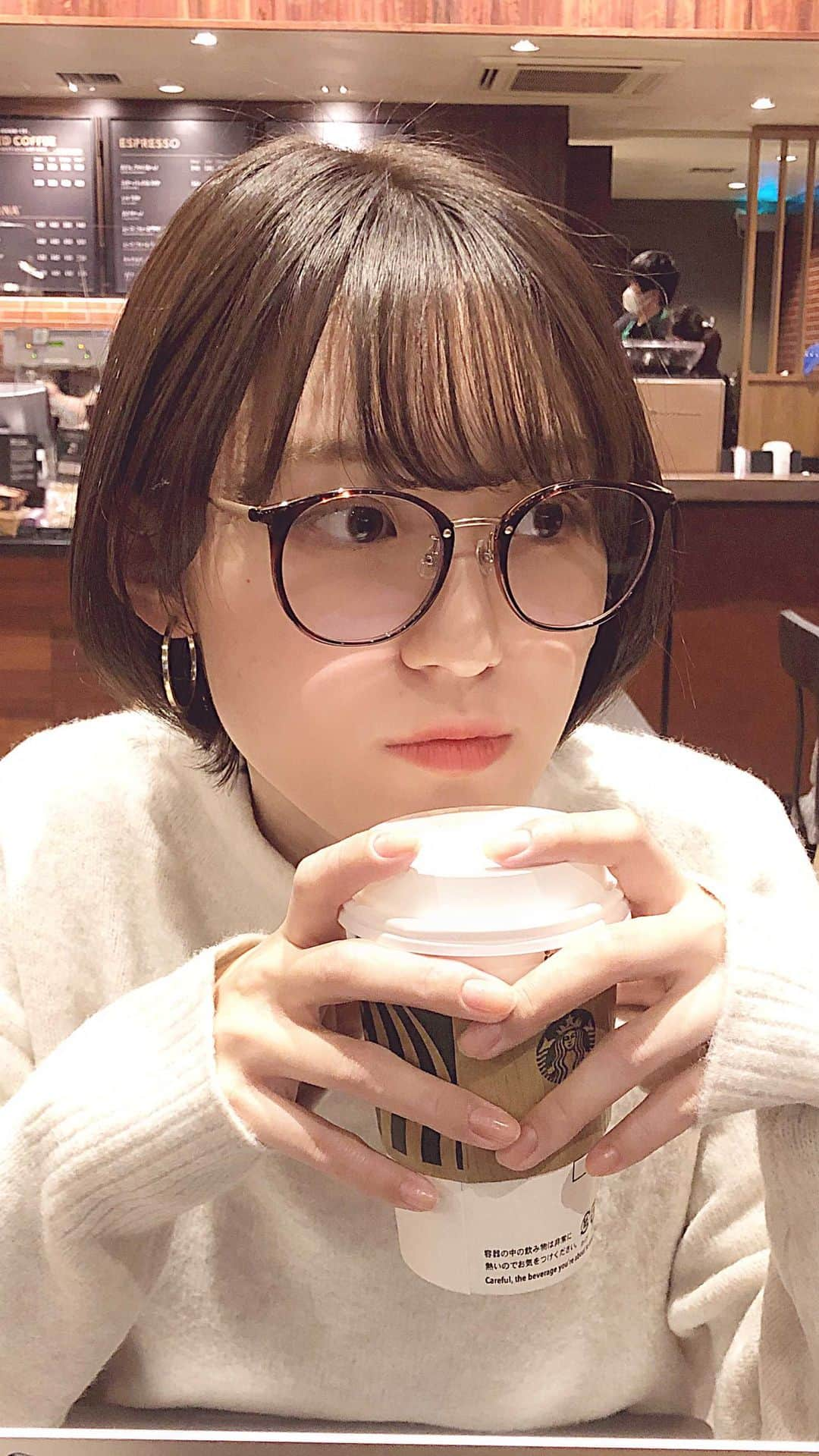 山口柚香のインスタグラム：「一緒に課題しよう✏️❤︎ っていうリール！  メガネ姿初公開🤓 どうですか？」