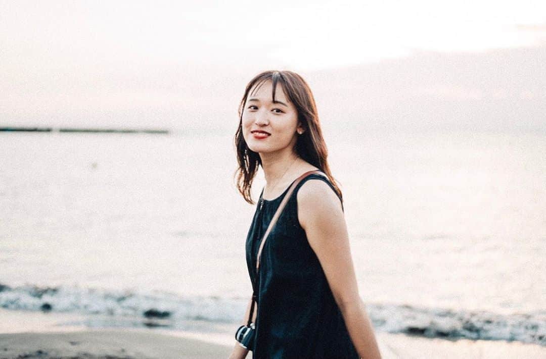 阿部真綾のインスタグラム：「夏の一枚🎞  今年の夏は人生で1番濃くて本当にあっという間でした。  人生初の撮影、人生初の配信、、、 今こうやって頑張れているのも運営のみんなや応援して下さっている方がいるからだということを、ひしひしと感じております🥺  web投票も今日を入れると残り4回です！！！ 皆さんの力が結果につながります！！！！  よろしくお願い致します💛🧡 . #ミスミスター駒澤コンテスト2020 #ミスコン #駒澤大学 #ミス駒澤 #サロモ #サロンモデル #サロモ受付中 #被写体 #被写体なります #撮影依頼受付中 #ポートレート#ポートレート撮影 #葉山」