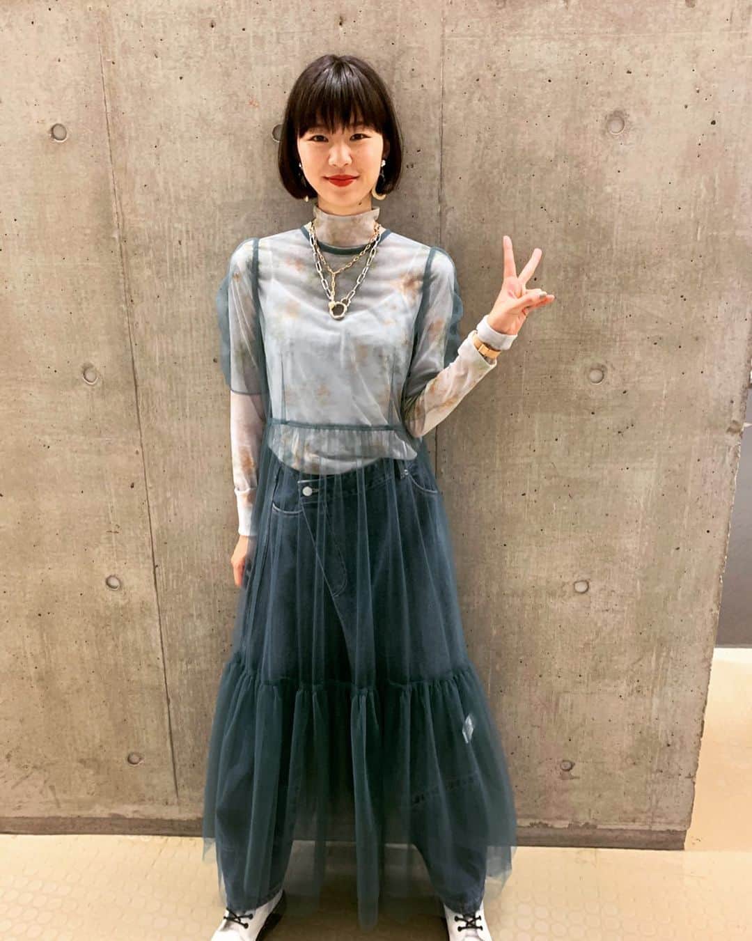 のインスタグラム：「・ #だから私はメイクする  明後日水曜日は第4話放送日💄💋 ・ 今回注目していただきたいのは、 #片山友希 さん演じる 玲央奈のファッション👚👗👖✨ ・ そのメイクの派手さと、 奇抜なファッションで 会社の同僚の男性社員たちに いじられてしまう玲央奈…ですが 個人的には彼女のファッション、 とても素敵だなぁと思います🥰🙌 ・ おしゃれに着こなす片山さんも とってもキュートでした😘 ・ 明後日深夜0:58から #paravi ではすでに配信開始しております🌟 #おさらいメイク講座 では 最新の癒しグッズを #尼神インター の #誠子 さんがお試し🧖‍♀️❤️ 是非ご覧ください😘」