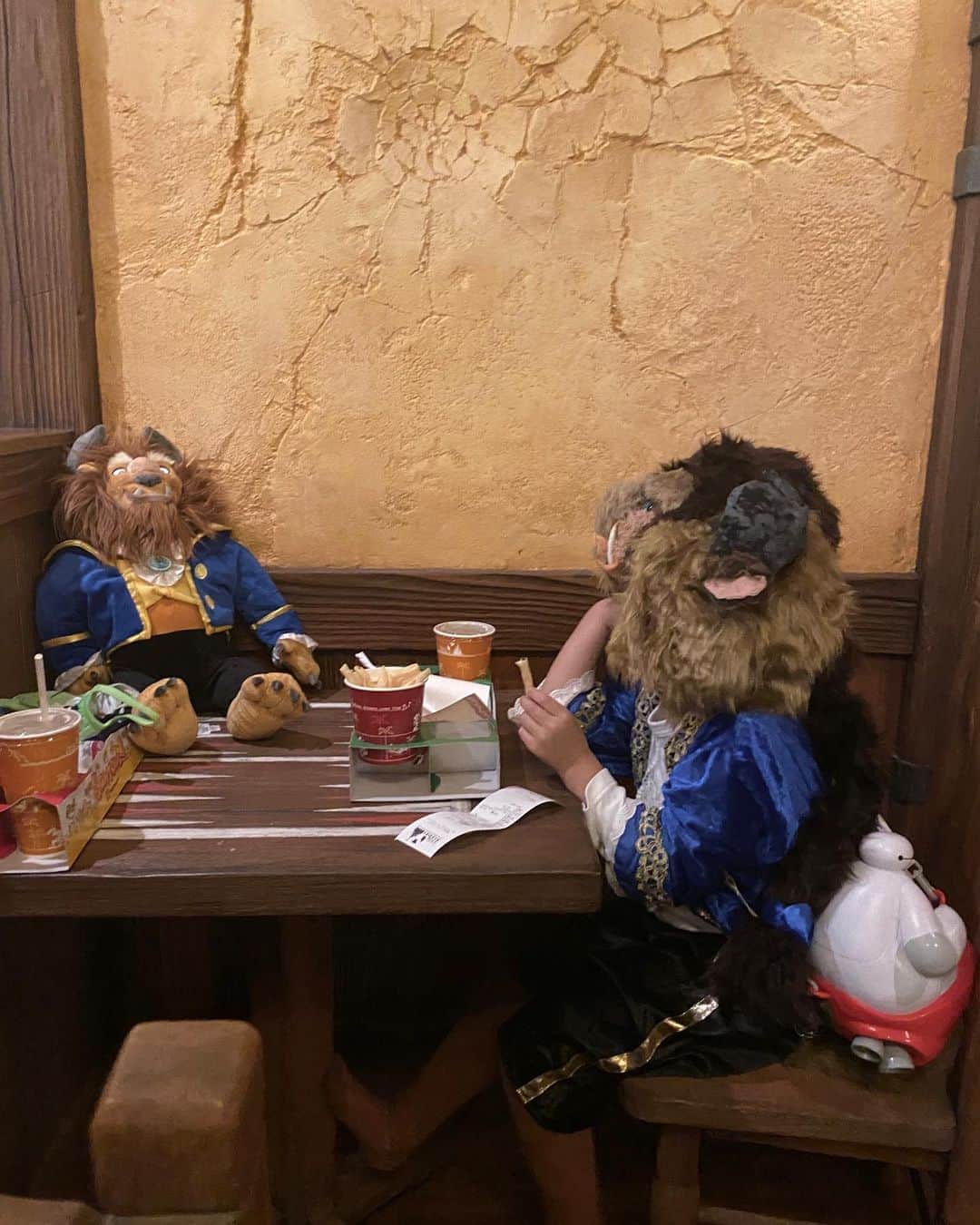 tiahy__さんのインスタグラム写真 - (tiahy__Instagram)「La Taverne De Gaston. . . Not only does this restaurant have nice food, but the atmosphere's good too. . That food was very delicious. . . #gaston_taia#taiacostume#tokyodisneyland#gaston#beautyandthebeast#ディズニーコスチューム#ディズニー衣装#ガストン」10月26日 21時49分 - tiahy__disney