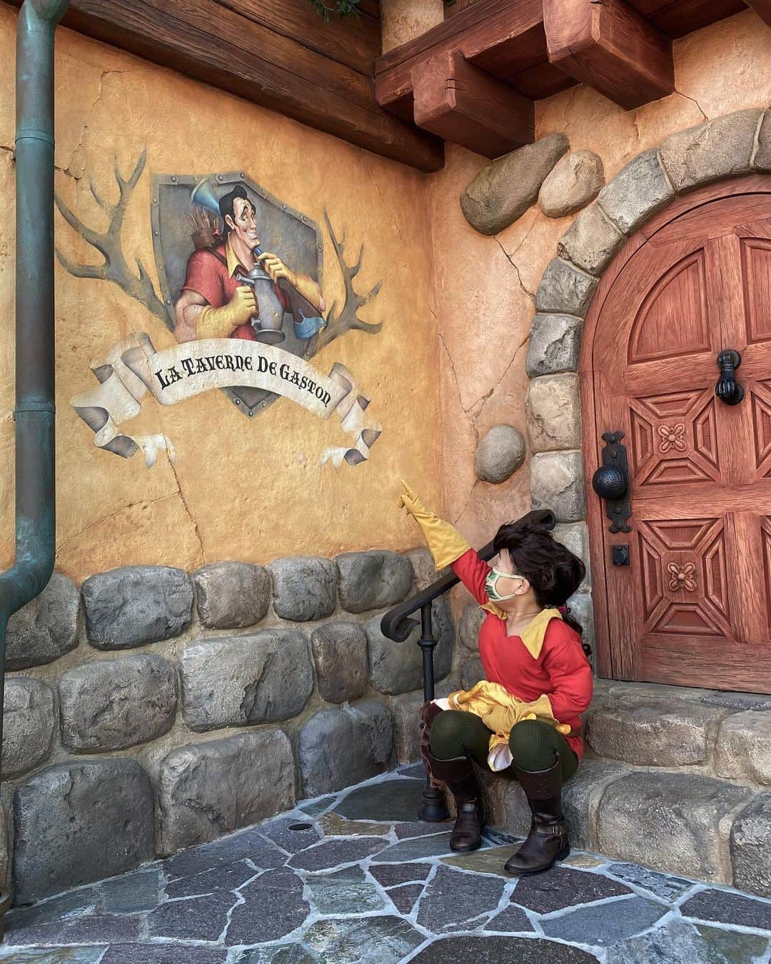 tiahy__のインスタグラム：「La Taverne De Gaston. . . Not only does this restaurant have nice food, but the atmosphere's good too. . That food was very delicious. . . #gaston_taia#taiacostume#tokyodisneyland#gaston#beautyandthebeast#ディズニーコスチューム#ディズニー衣装#ガストン」