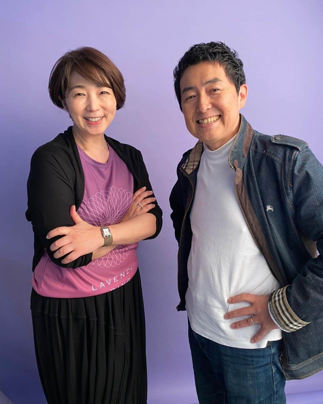 笠井信輔さんのインスタグラム写真 - (笠井信輔Instagram)「明日火曜日午後3時40分からのテレビ東京 「よじごじDays」に出演いたします。  初めて帽子をとってショートヘアでテレビの生出演をしようかと思っています  と言うのも、日曜日にジャパンキャンサーフォーラムの「ラベンダーリング」というオンラインイベントに参加したので、そう思えるようになりました  がん経験者がプロのメイクにチャレンジして、ポスター写真を撮ってもらえると言う企画なんです   資生堂のトップヘアメイクアップアーティスト原田忠さんが ヘアメイクを担当してくださいました（何という幸せでしょう）  原田さんは、抗がん剤によって髪が抜け、新しく天然パーマになった私の髪の毛を利用して みるみるうちに素敵な髪型を作り出してくださいました   そして、変身した私を撮影してくださったのは、 資生堂の金澤正人カメラマン  鈴木京香さん、蛯原友理さん、二階堂ふみさん、長谷川潤さん、水原希子さん 仲間由紀恵さん、滝川クリステルさん 白石麻衣さん、吉岡里帆さん  資生堂の広告の名だたる女優さんたちを撮影してきた名カメラマンです  コロナの影響でオンライン開催になってしまったので、今年は 私など数名が代表して体験させていただく…という形になったそうです《スミマセン》   まるで自分ではないような、とても素敵なヘアスタイルになりました  クロージングトークショーで撮影していただいたポスターをご披露しています   さて、日曜日の様々なトークショーは今でも見ることができます  ちなみに…私が出演しているのは２つです   オープニングトークはYouTubeの開始‪1時‬間後から 【‪1:00:00～2:00:00‬】 フジアナ同期の中井美穂ちゃんとのトークセッション   またクロージングトークは、YouTube開始の‪8時‬間後 【‪8:00:00～9:00:00‬】   ともに‪1時‬間のトークセッションですが、 がん経験者でない方にも楽しんでいけるような内容になってます  是非ご覧ください  【YouTube ラベンダーリングチャンネル2020】で検索してくださいね❣️  #原田忠  #資生堂  #ラベンダーリング  #ジャパンキャンサーフォーラム  #笠井信輔」10月26日 21時59分 - shinsuke.kasai