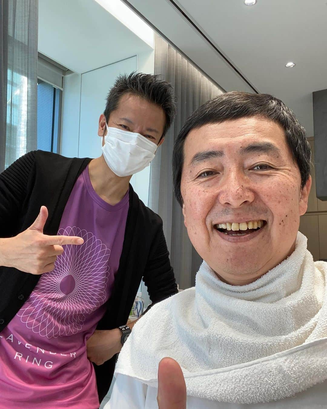 笠井信輔さんのインスタグラム写真 - (笠井信輔Instagram)「明日火曜日午後3時40分からのテレビ東京 「よじごじDays」に出演いたします。  初めて帽子をとってショートヘアでテレビの生出演をしようかと思っています  と言うのも、日曜日にジャパンキャンサーフォーラムの「ラベンダーリング」というオンラインイベントに参加したので、そう思えるようになりました  がん経験者がプロのメイクにチャレンジして、ポスター写真を撮ってもらえると言う企画なんです   資生堂のトップヘアメイクアップアーティスト原田忠さんが ヘアメイクを担当してくださいました（何という幸せでしょう）  原田さんは、抗がん剤によって髪が抜け、新しく天然パーマになった私の髪の毛を利用して みるみるうちに素敵な髪型を作り出してくださいました   そして、変身した私を撮影してくださったのは、 資生堂の金澤正人カメラマン  鈴木京香さん、蛯原友理さん、二階堂ふみさん、長谷川潤さん、水原希子さん 仲間由紀恵さん、滝川クリステルさん 白石麻衣さん、吉岡里帆さん  資生堂の広告の名だたる女優さんたちを撮影してきた名カメラマンです  コロナの影響でオンライン開催になってしまったので、今年は 私など数名が代表して体験させていただく…という形になったそうです《スミマセン》   まるで自分ではないような、とても素敵なヘアスタイルになりました  クロージングトークショーで撮影していただいたポスターをご披露しています   さて、日曜日の様々なトークショーは今でも見ることができます  ちなみに…私が出演しているのは２つです   オープニングトークはYouTubeの開始‪1時‬間後から 【‪1:00:00～2:00:00‬】 フジアナ同期の中井美穂ちゃんとのトークセッション   またクロージングトークは、YouTube開始の‪8時‬間後 【‪8:00:00～9:00:00‬】   ともに‪1時‬間のトークセッションですが、 がん経験者でない方にも楽しんでいけるような内容になってます  是非ご覧ください  【YouTube ラベンダーリングチャンネル2020】で検索してくださいね❣️  #原田忠  #資生堂  #ラベンダーリング  #ジャパンキャンサーフォーラム  #笠井信輔」10月26日 21時59分 - shinsuke.kasai