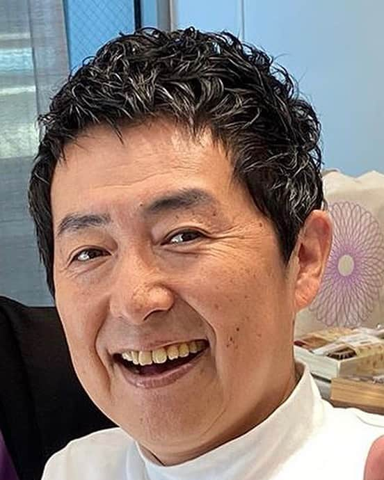 笠井信輔さんのインスタグラム写真 - (笠井信輔Instagram)「明日火曜日午後3時40分からのテレビ東京 「よじごじDays」に出演いたします。  初めて帽子をとってショートヘアでテレビの生出演をしようかと思っています  と言うのも、日曜日にジャパンキャンサーフォーラムの「ラベンダーリング」というオンラインイベントに参加したので、そう思えるようになりました  がん経験者がプロのメイクにチャレンジして、ポスター写真を撮ってもらえると言う企画なんです   資生堂のトップヘアメイクアップアーティスト原田忠さんが ヘアメイクを担当してくださいました（何という幸せでしょう）  原田さんは、抗がん剤によって髪が抜け、新しく天然パーマになった私の髪の毛を利用して みるみるうちに素敵な髪型を作り出してくださいました   そして、変身した私を撮影してくださったのは、 資生堂の金澤正人カメラマン  鈴木京香さん、蛯原友理さん、二階堂ふみさん、長谷川潤さん、水原希子さん 仲間由紀恵さん、滝川クリステルさん 白石麻衣さん、吉岡里帆さん  資生堂の広告の名だたる女優さんたちを撮影してきた名カメラマンです  コロナの影響でオンライン開催になってしまったので、今年は 私など数名が代表して体験させていただく…という形になったそうです《スミマセン》   まるで自分ではないような、とても素敵なヘアスタイルになりました  クロージングトークショーで撮影していただいたポスターをご披露しています   さて、日曜日の様々なトークショーは今でも見ることができます  ちなみに…私が出演しているのは２つです   オープニングトークはYouTubeの開始‪1時‬間後から 【‪1:00:00～2:00:00‬】 フジアナ同期の中井美穂ちゃんとのトークセッション   またクロージングトークは、YouTube開始の‪8時‬間後 【‪8:00:00～9:00:00‬】   ともに‪1時‬間のトークセッションですが、 がん経験者でない方にも楽しんでいけるような内容になってます  是非ご覧ください  【YouTube ラベンダーリングチャンネル2020】で検索してくださいね❣️  #原田忠  #資生堂  #ラベンダーリング  #ジャパンキャンサーフォーラム  #笠井信輔」10月26日 21時59分 - shinsuke.kasai