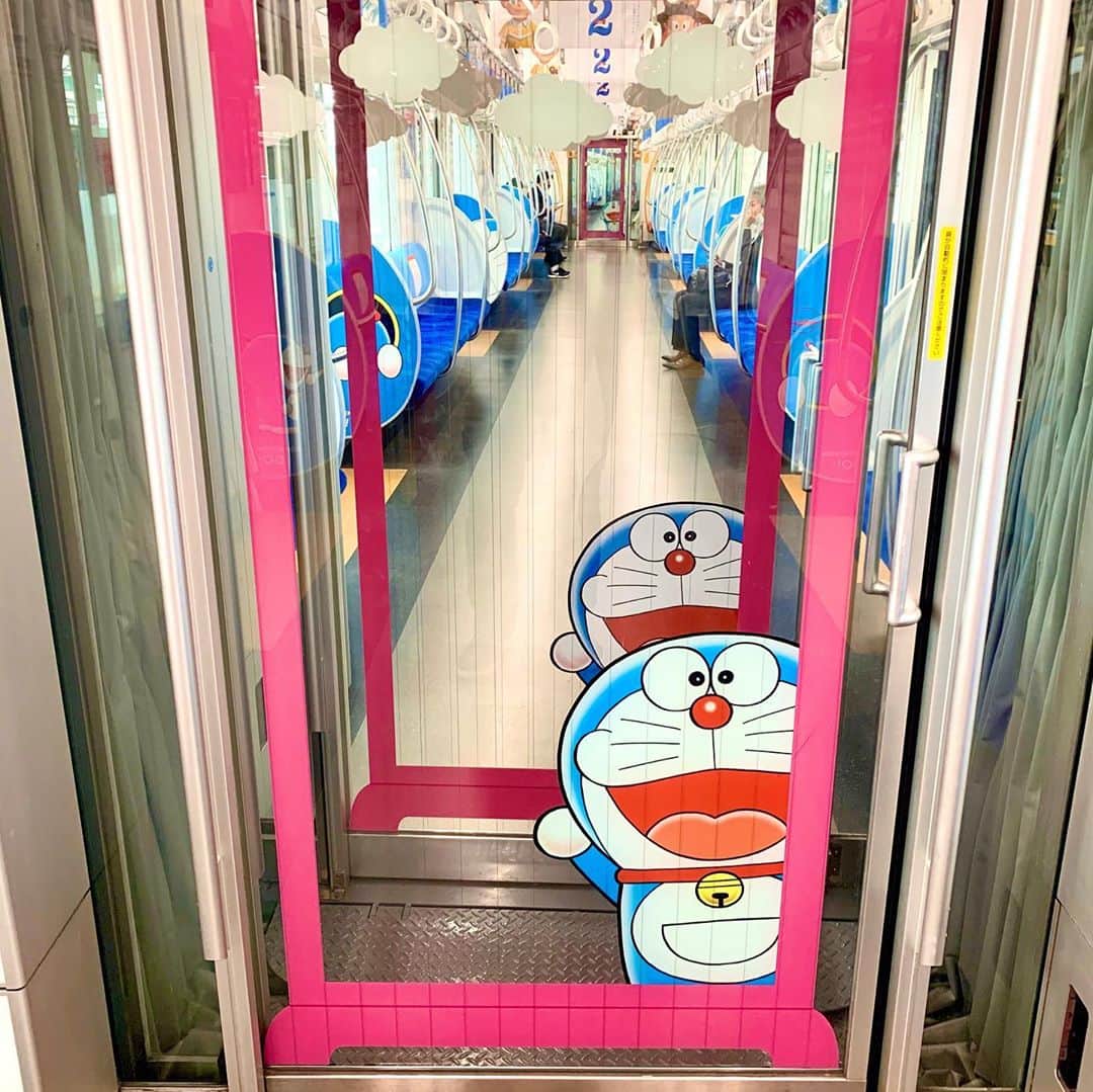 ウ・キリュウのインスタグラム：「西武新宿線の一部の電車が、ドラえもんstand by me 2 使用になってました✨✨  結婚が幸せをくれる道具かどうか、劇場で確かめにいきましょう✨  ちなみにジァイアンはのび太のスピーチで泣くっぽいです😭  #西武新宿線 #ドラえもん　#すたんどばいみー #standbyme #standbyme2 #新大久保　#映画　#movie #anime」