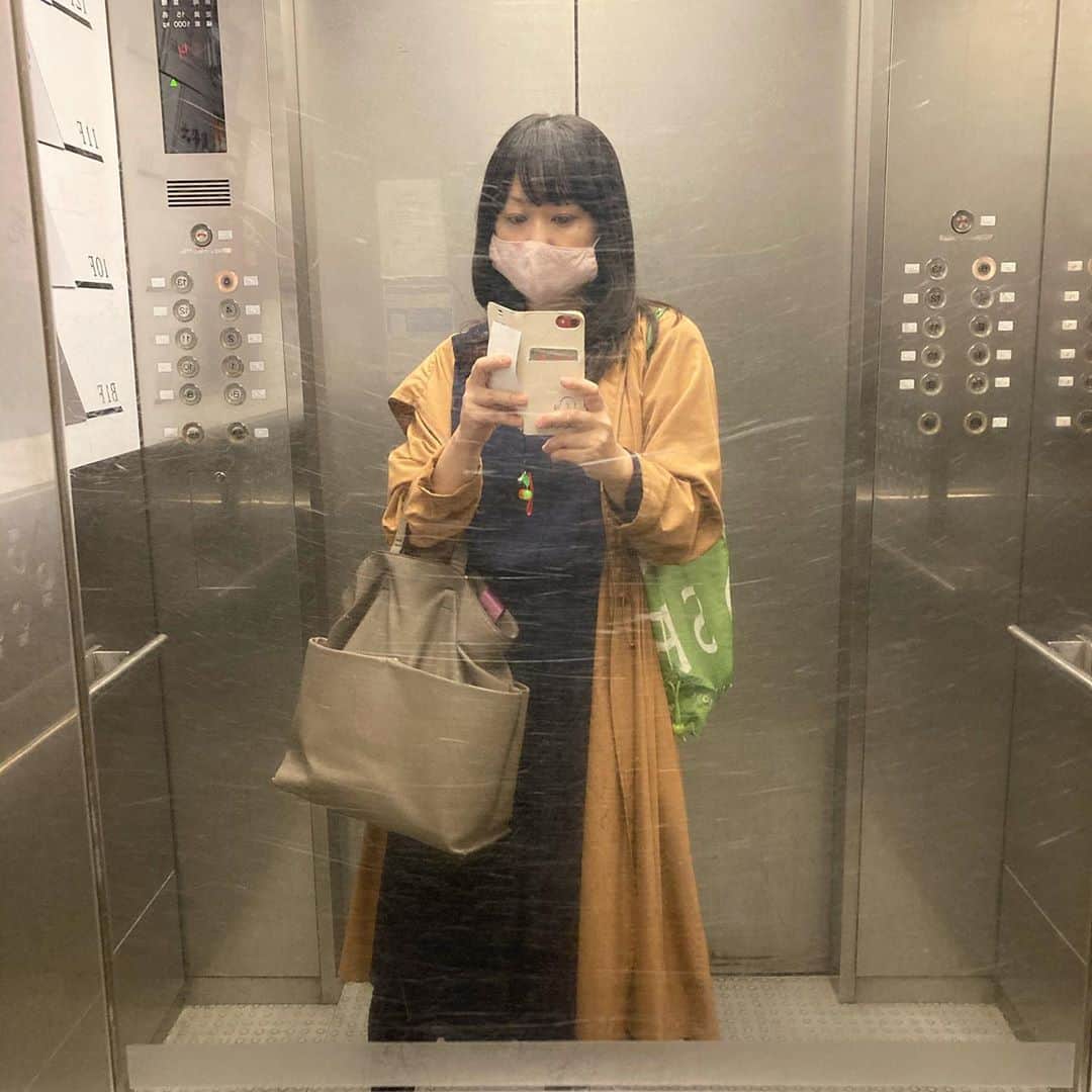 櫛引彩香さんのインスタグラム写真 - (櫛引彩香Instagram)「今まだこの薄いコートだけど、冬のコートはいつから着れるのか。来週とかから急に寒くなるのかな。」10月26日 21時54分 - sayakakushibiki