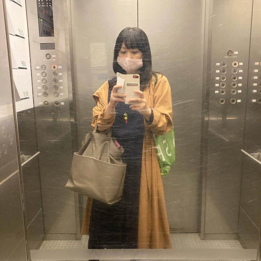 櫛引彩香のインスタグラム：「今まだこの薄いコートだけど、冬のコートはいつから着れるのか。来週とかから急に寒くなるのかな。」